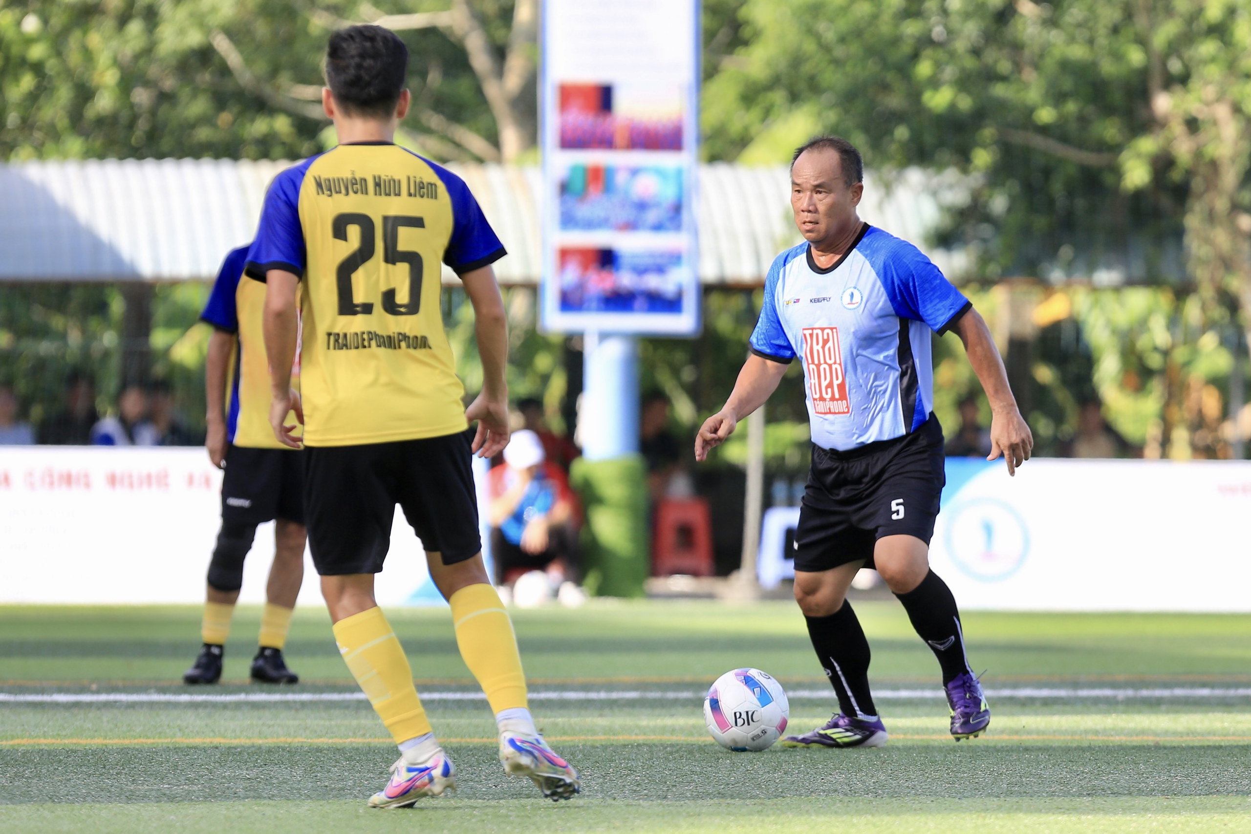 Hai cựu Quả bóng vàng truyền cảm hứng trong ngày Trường ĐH Đồng Tháp sớm vào bán kết- Ảnh 2. Hai cựu Quả bóng vàng truyền cảm hứng trong ngày Trường ĐH Đồng Tháp sớm vào bán kết - Ảnh 2.