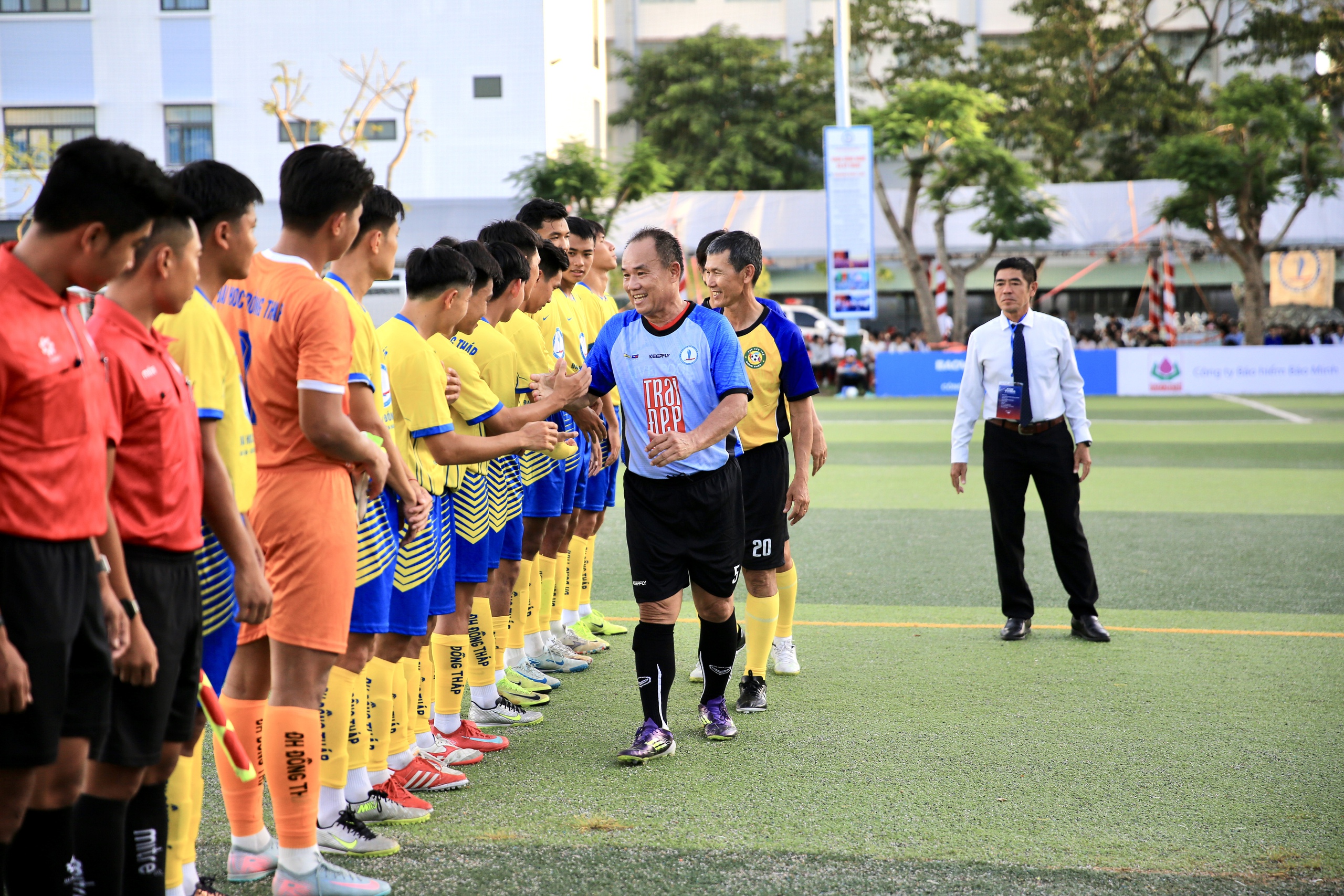 Hai cựu Quả bóng vàng truyền cảm hứng trong ngày Trường ĐH Đồng Tháp sớm vào bán kết- Ảnh 3. Hai cựu Quả bóng vàng truyền cảm hứng trong ngày Trường ĐH Đồng Tháp sớm vào bán kết - Ảnh 3.