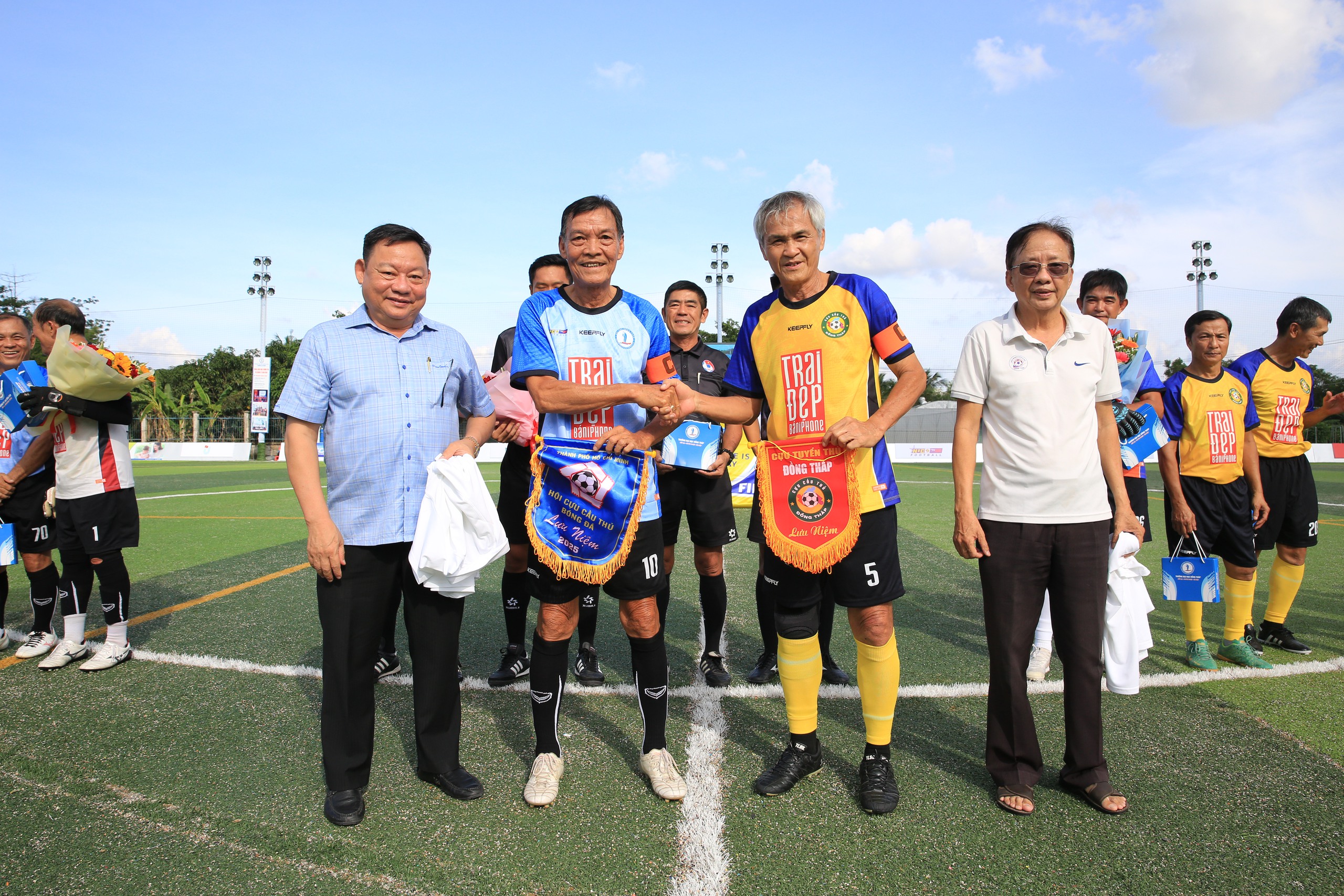 Hai cựu Quả bóng vàng truyền cảm hứng trong ngày Trường ĐH Đồng Tháp sớm vào bán kết- Ảnh 4. Hai cựu Quả bóng vàng truyền cảm hứng trong ngày Trường ĐH Đồng Tháp sớm vào bán kết - Ảnh 4.