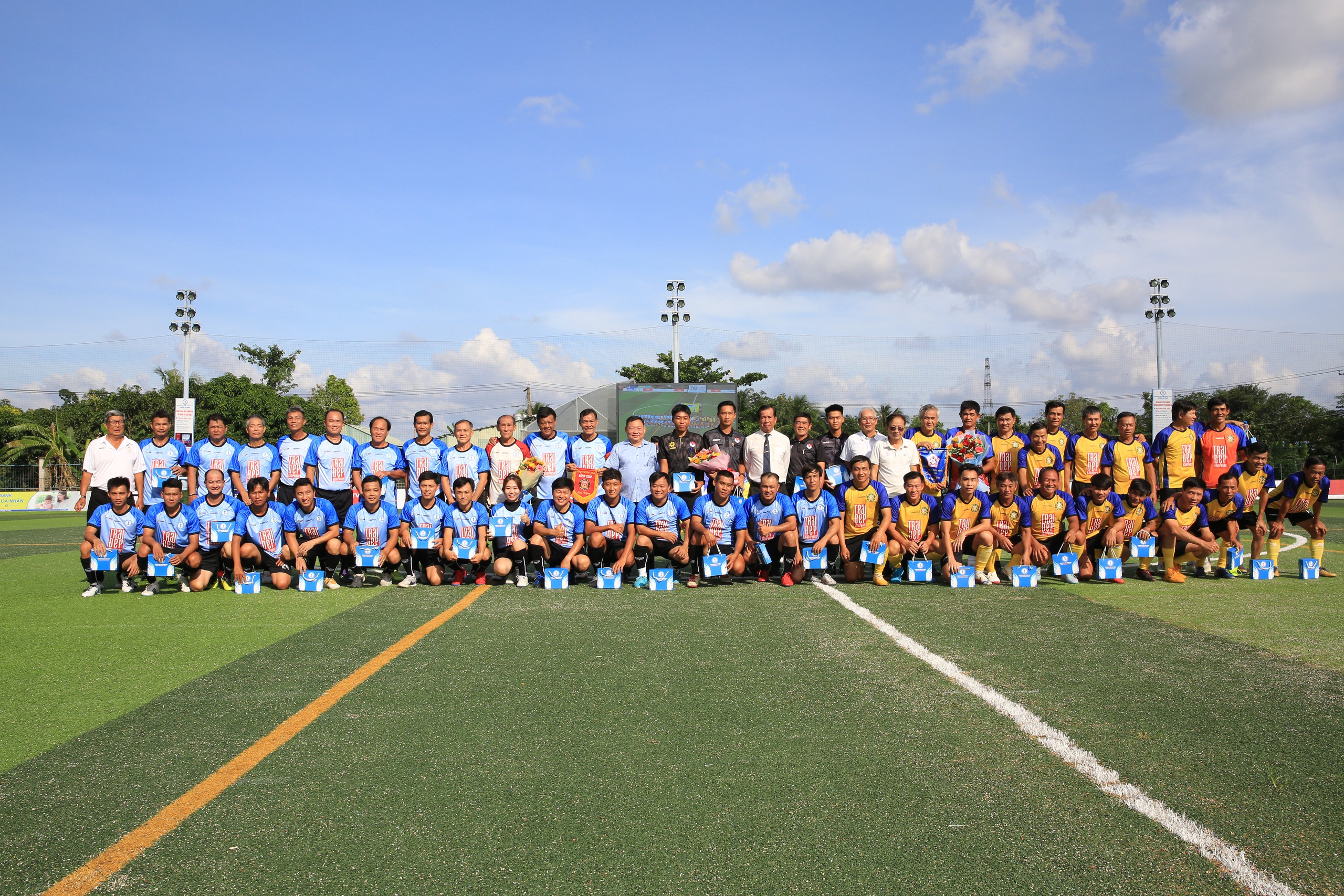 Hai cựu Quả bóng vàng truyền cảm hứng trong ngày Trường ĐH Đồng Tháp sớm vào bán kết- Ảnh 5. Hai cựu Quả bóng vàng truyền cảm hứng trong ngày Trường ĐH Đồng Tháp sớm vào bán kết - Ảnh 5.