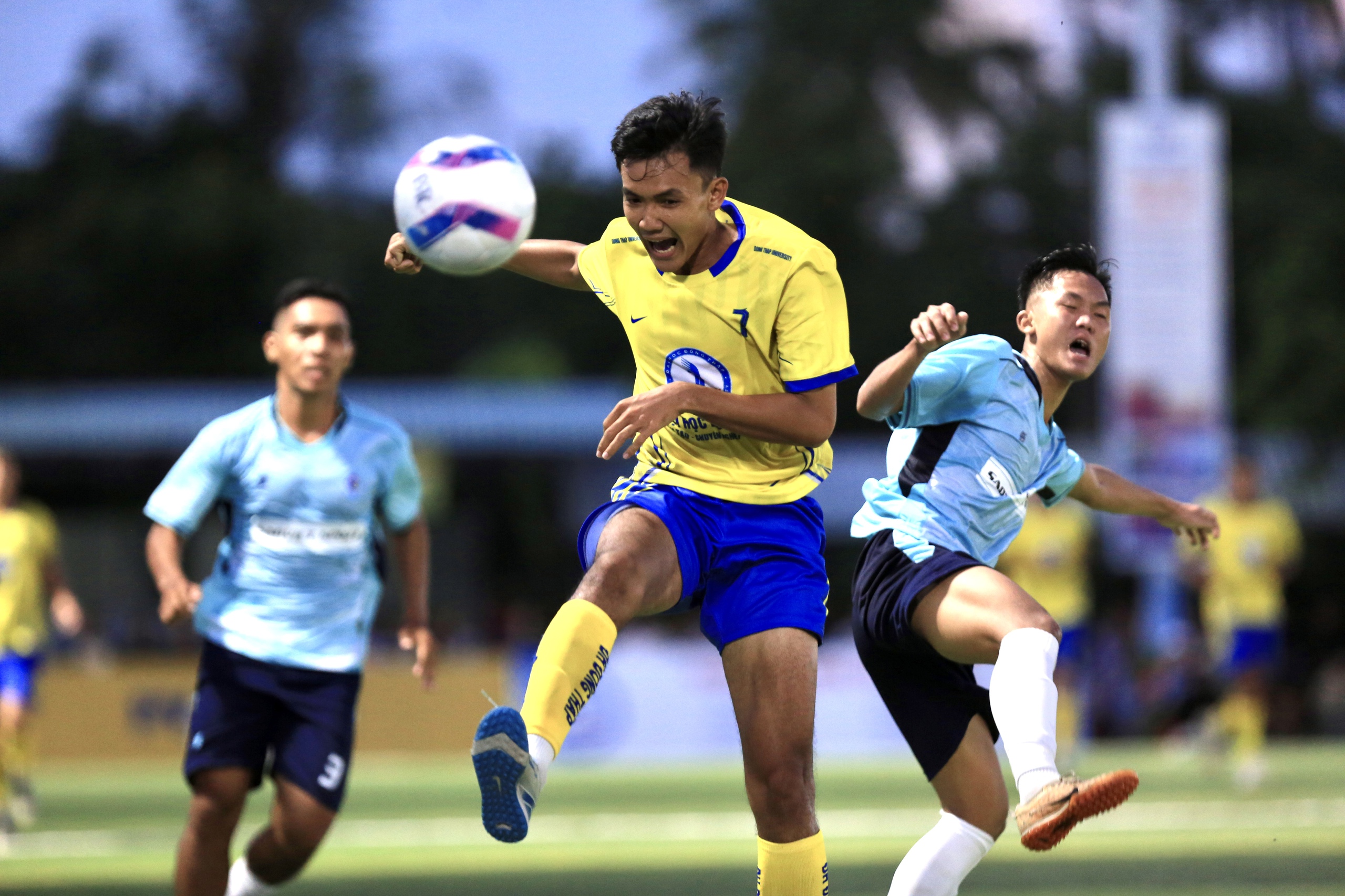 Hai cựu Quả bóng vàng truyền cảm hứng trong ngày Trường ĐH Đồng Tháp sớm vào bán kết- Ảnh 6. Hai cựu Quả bóng vàng truyền cảm hứng trong ngày Trường ĐH Đồng Tháp sớm vào bán kết - Ảnh 6.