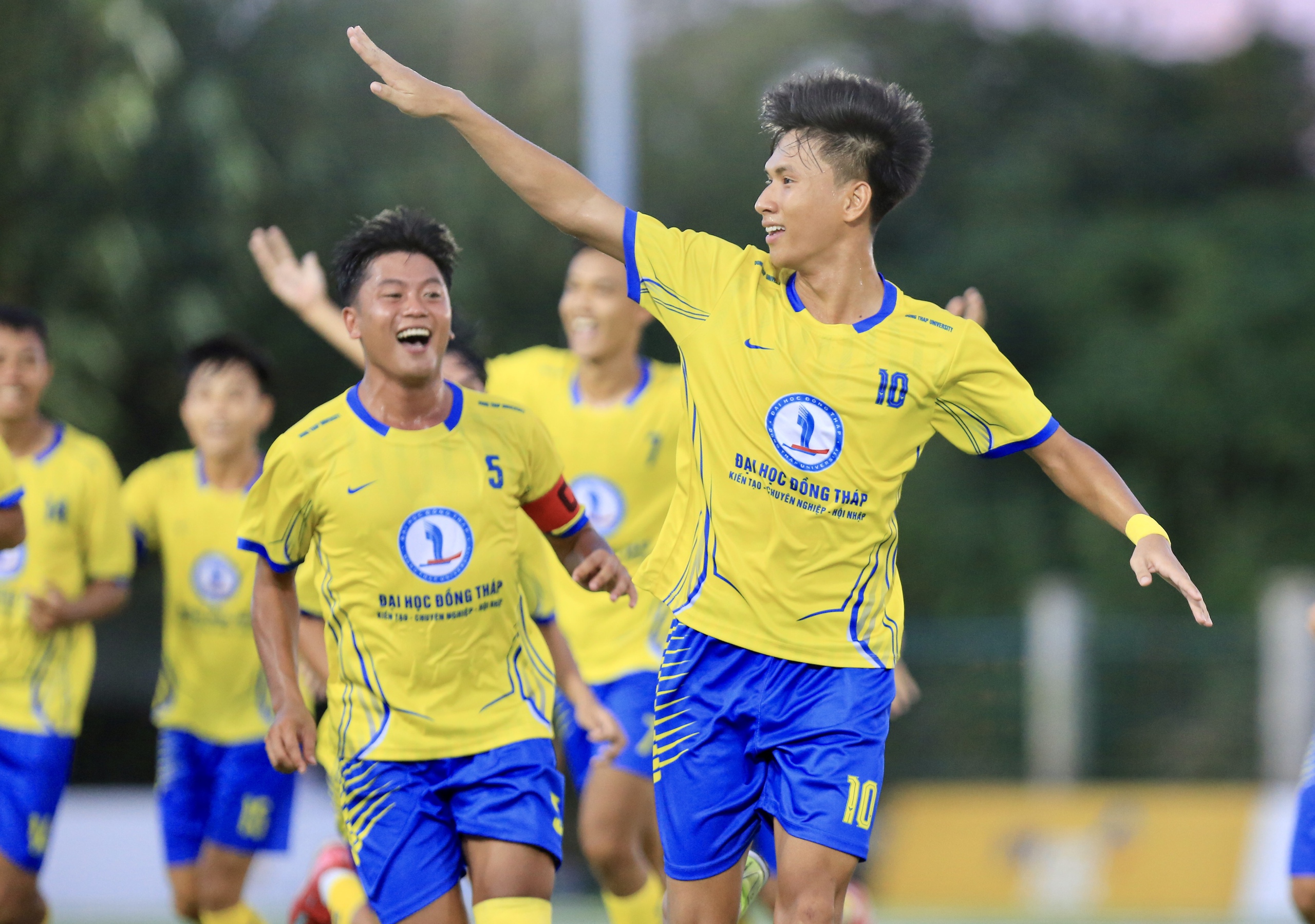 Hai cựu Quả bóng vàng truyền cảm hứng trong ngày Trường ĐH Đồng Tháp sớm vào bán kết- Ảnh 7. Hai cựu Quả bóng vàng truyền cảm hứng trong ngày Trường ĐH Đồng Tháp sớm vào bán kết - Ảnh 7.