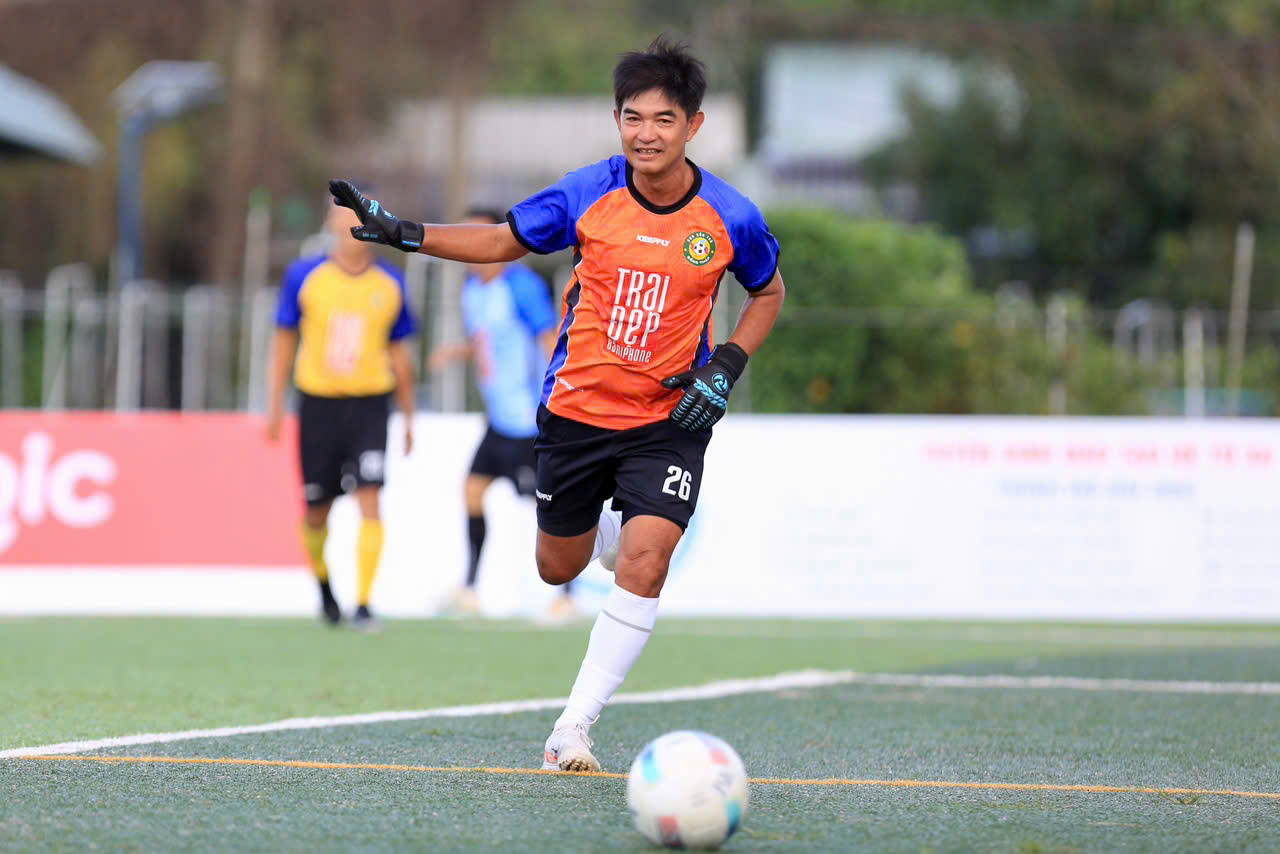 Hai cựu Quả bóng vàng truyền cảm hứng trong ngày Trường ĐH Đồng Tháp sớm vào bán kết 2 Hai cựu Quả bóng vàng truyền cảm hứng trong ngày Trường ĐH Đồng Tháp sớm vào bán kết - Ảnh 13.