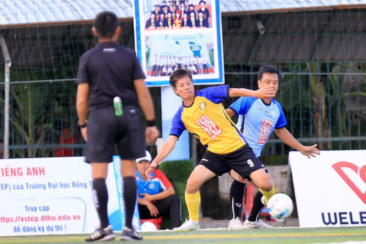 Hai cựu Quả bóng vàng truyền cảm hứng trong ngày Trường ĐH Đồng Tháp sớm vào bán kết 3 Hai cựu Quả bóng vàng truyền cảm hứng trong ngày Trường ĐH Đồng Tháp sớm vào bán kết - Ảnh 14.