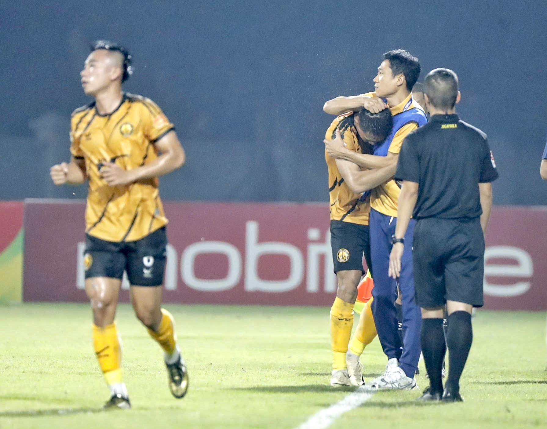 Sao U.23 Việt Nam thi nhau ghi bàn, PVF-CAND và Thanh Hóa đua tỷ số kịch tính- Ảnh 2. Sao U.23 Việt Nam thi nhau ghi bàn, PVF-CAND và Thanh Hóa đua tỷ số kịch tính - Ảnh 2.