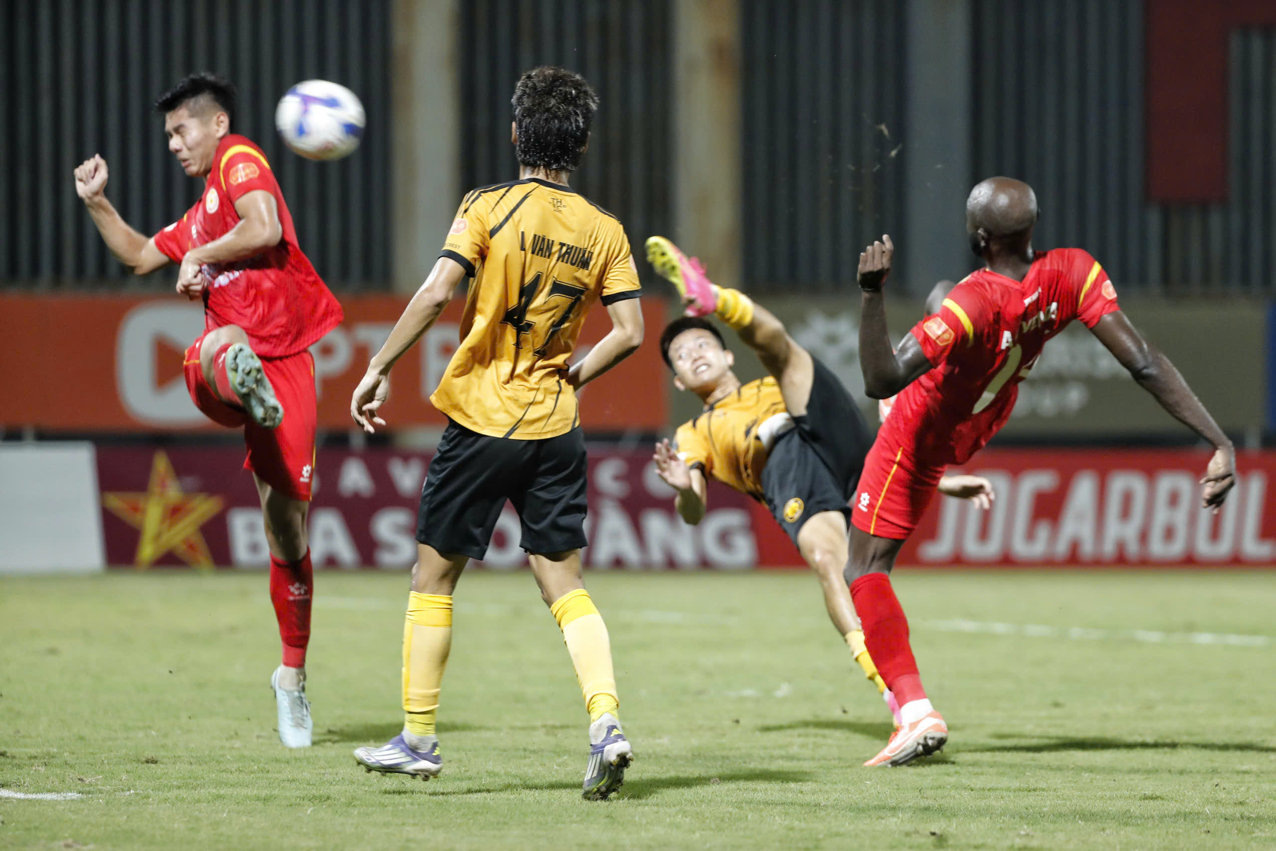 Sao U.23 Việt Nam thi nhau ghi bàn, PVF-CAND và Thanh Hóa đua tỷ số kịch tính- Ảnh 3. Sao U.23 Việt Nam thi nhau ghi bàn, PVF-CAND và Thanh Hóa đua tỷ số kịch tính - Ảnh 4.