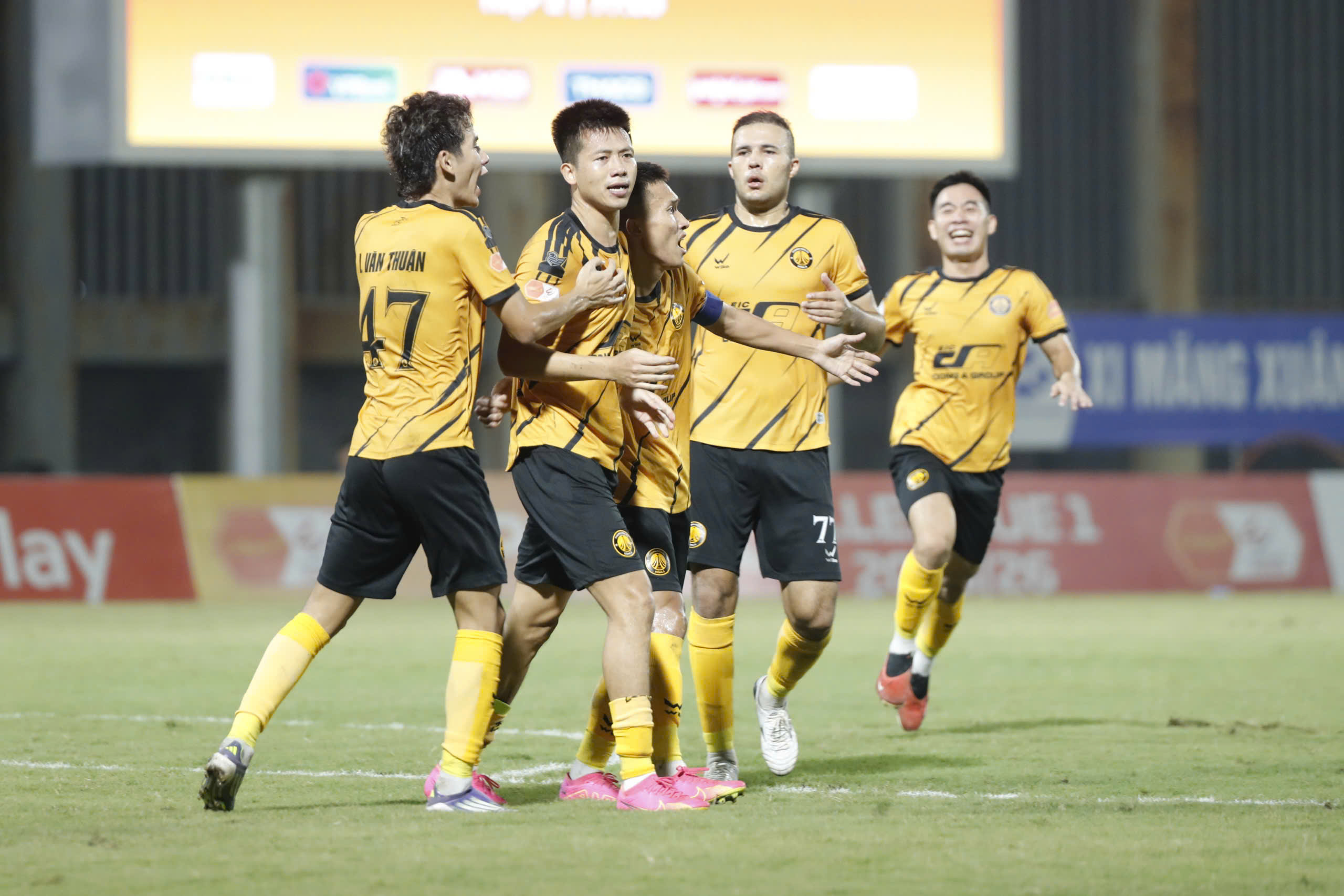 Sao U.23 Việt Nam thi nhau ghi bàn, PVF-CAND và Thanh Hóa đua tỷ số kịch tính- Ảnh 4. Sao U.23 Việt Nam thi nhau ghi bàn, PVF-CAND và Thanh Hóa đua tỷ số kịch tính - Ảnh 5.