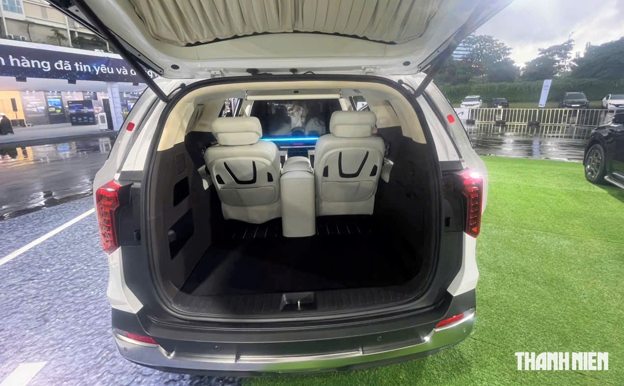 Kia Carnival 2025 thêm bản 'xe chủ tịch' 4 chỗ ngồi, có vách ngăn với khoang lái - Ảnh 13.