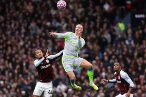 Man City thua sốc, Arsenal vững vàng trên đỉnh Premier League