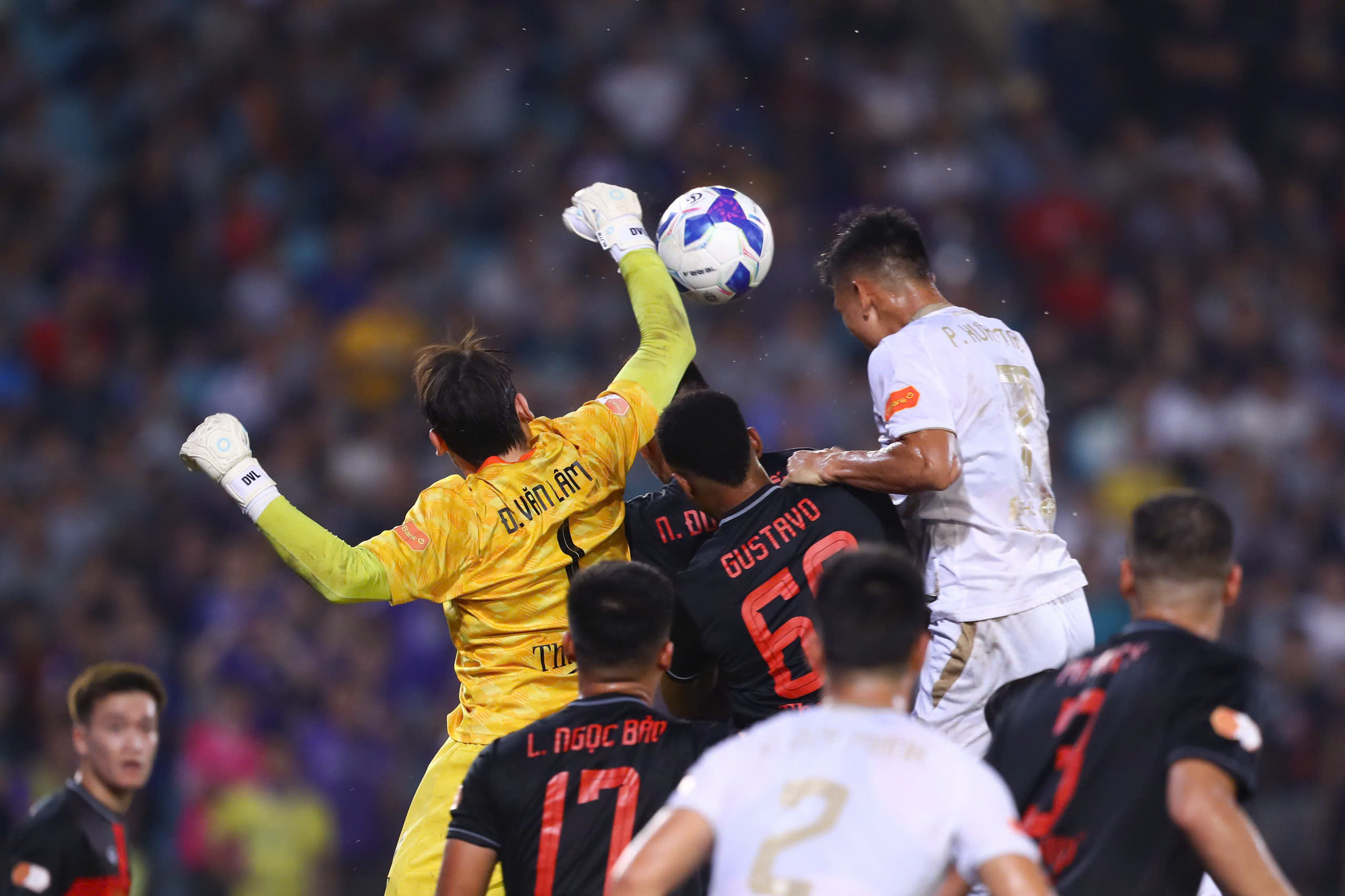 Khi HLV Harry Kewell dám 'thay máu' CLB Hà Nội tận gốc rễ- Ảnh 3. Khi HLV Harry Kewell dám 'thay máu' CLB Hà Nội tận gốc rễ- Ảnh 3.