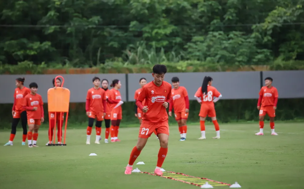 Các cô gái Việt Nam ráo riết tập luyện cho nhiệm vụ giữ vững ngôi hậu Đông Nam Á. Ảnh: CCT. the-thao-viet-nam-chay-nuoc-rut-cho-sea-games-33 (3).jpg