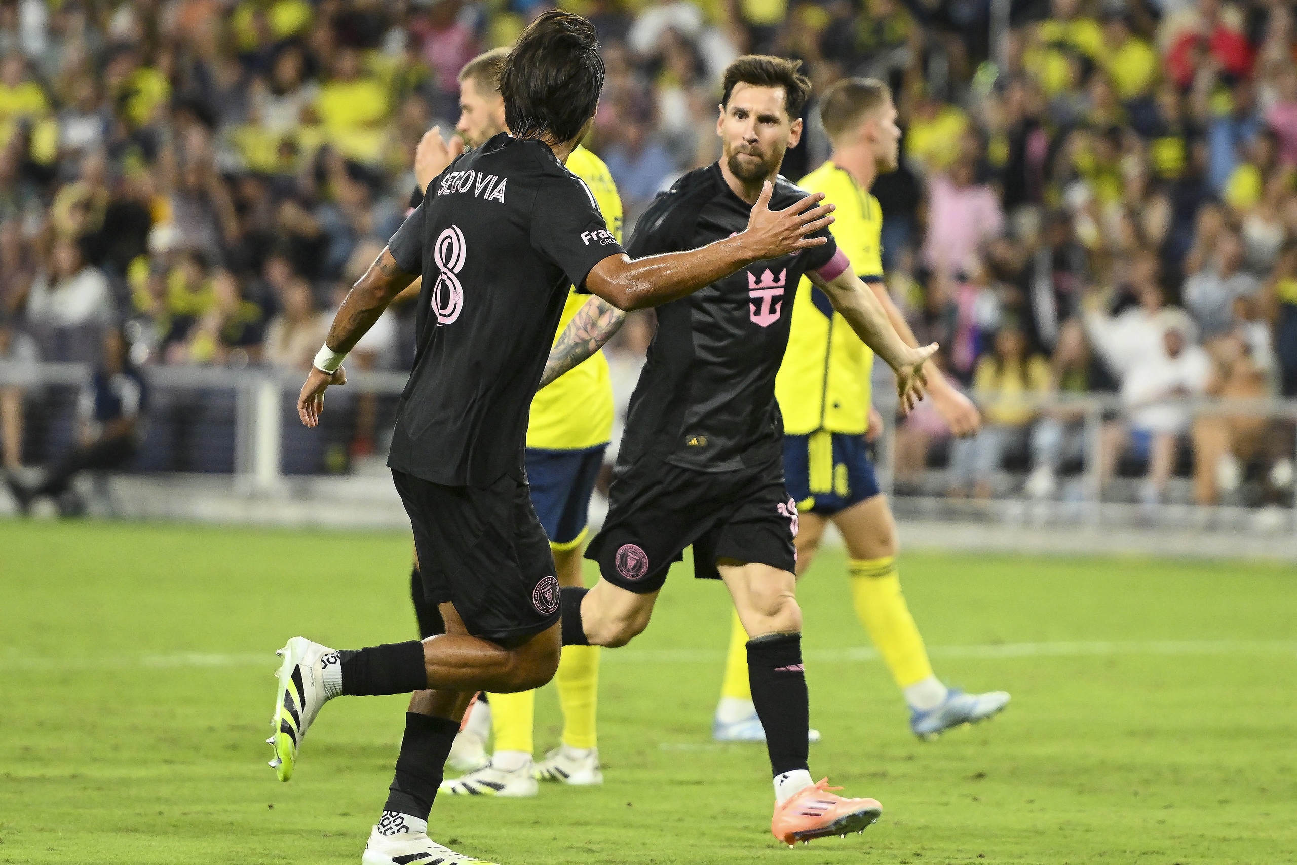 Messi ghi hat-trick lập kỷ lục bóng đá Mỹ, siêu phẩm của Ronaldo cũng chào thua- Ảnh 2. Messi ghi hat-trick lập kỷ lục bóng đá Mỹ, siêu phẩm của Ronaldo cũng chào thua- Ảnh 2.