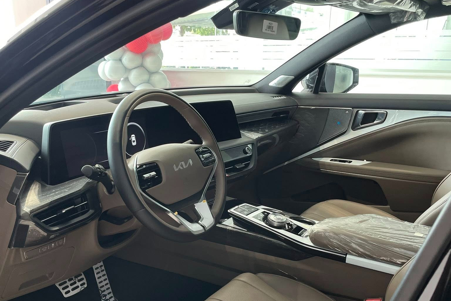 Xe 'độc' KIA K8 chào giá gần 2 tỉ đồng, số lượng chỉ 2 chiếc 2 'Hàng độc' KIA K8 rao bán giá gần 2 tỉ đồng, số lượng chỉ 2 chiếc - Ảnh 2.