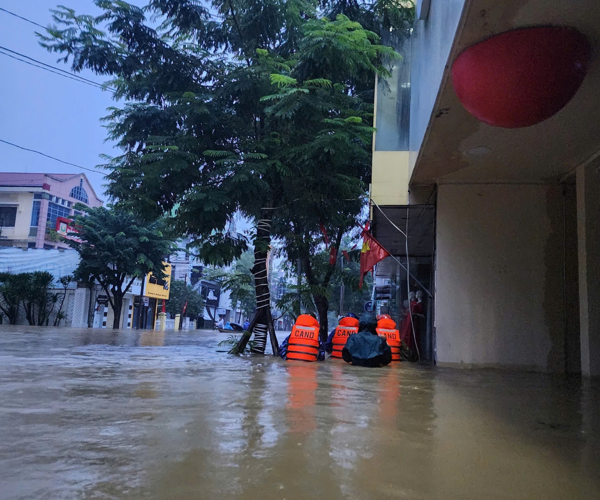 Lũ lịch sử 'nhấn chìm' nhiều bệnh viện ở Huế, nhiều nơi ở Đà Nẵng cô lập- Ảnh 2.