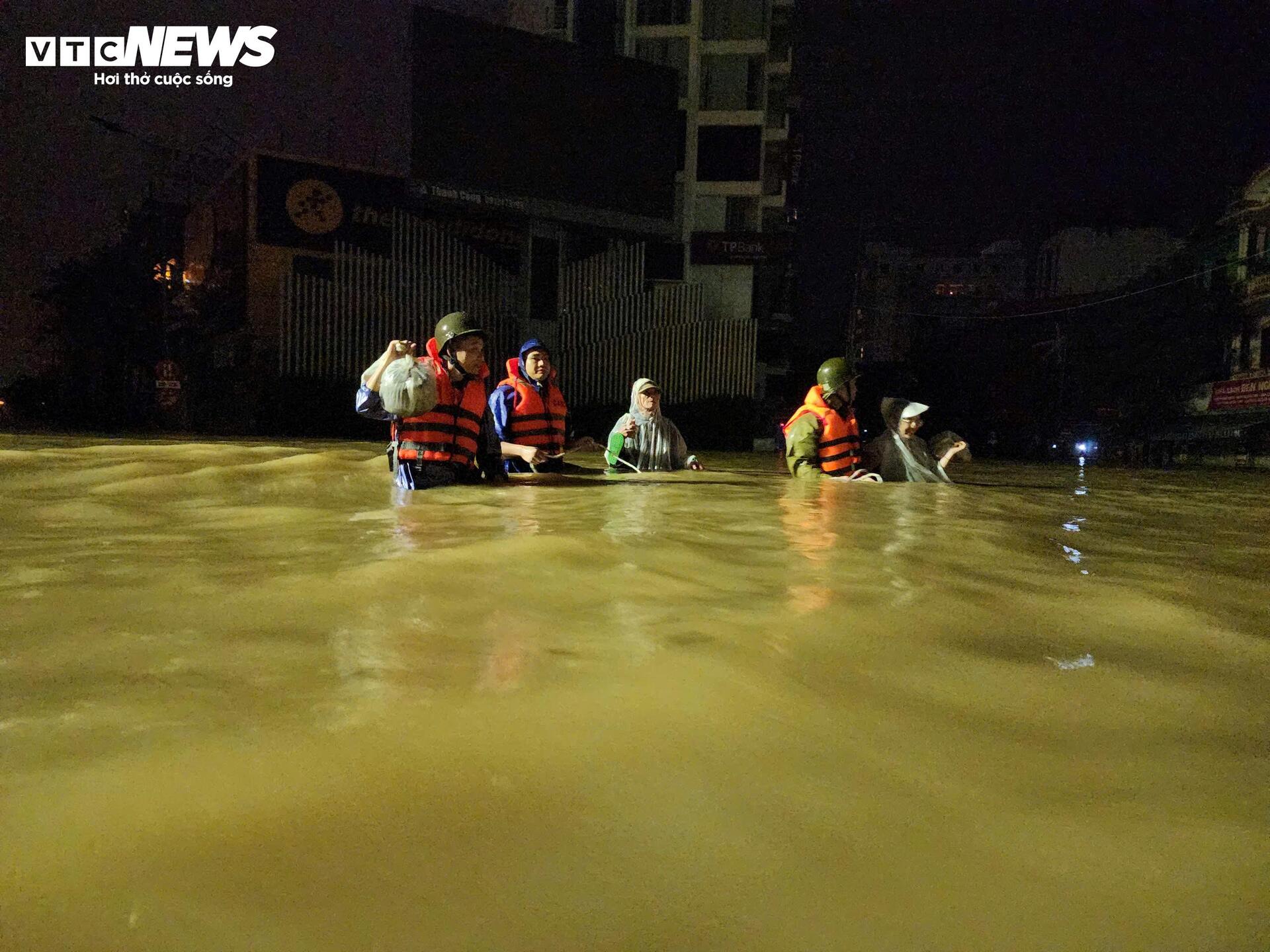 Lũ lịch sử 'nhấn chìm' nhiều bệnh viện ở Huế, nhiều nơi ở Đà Nẵng cô lập- Ảnh 3.