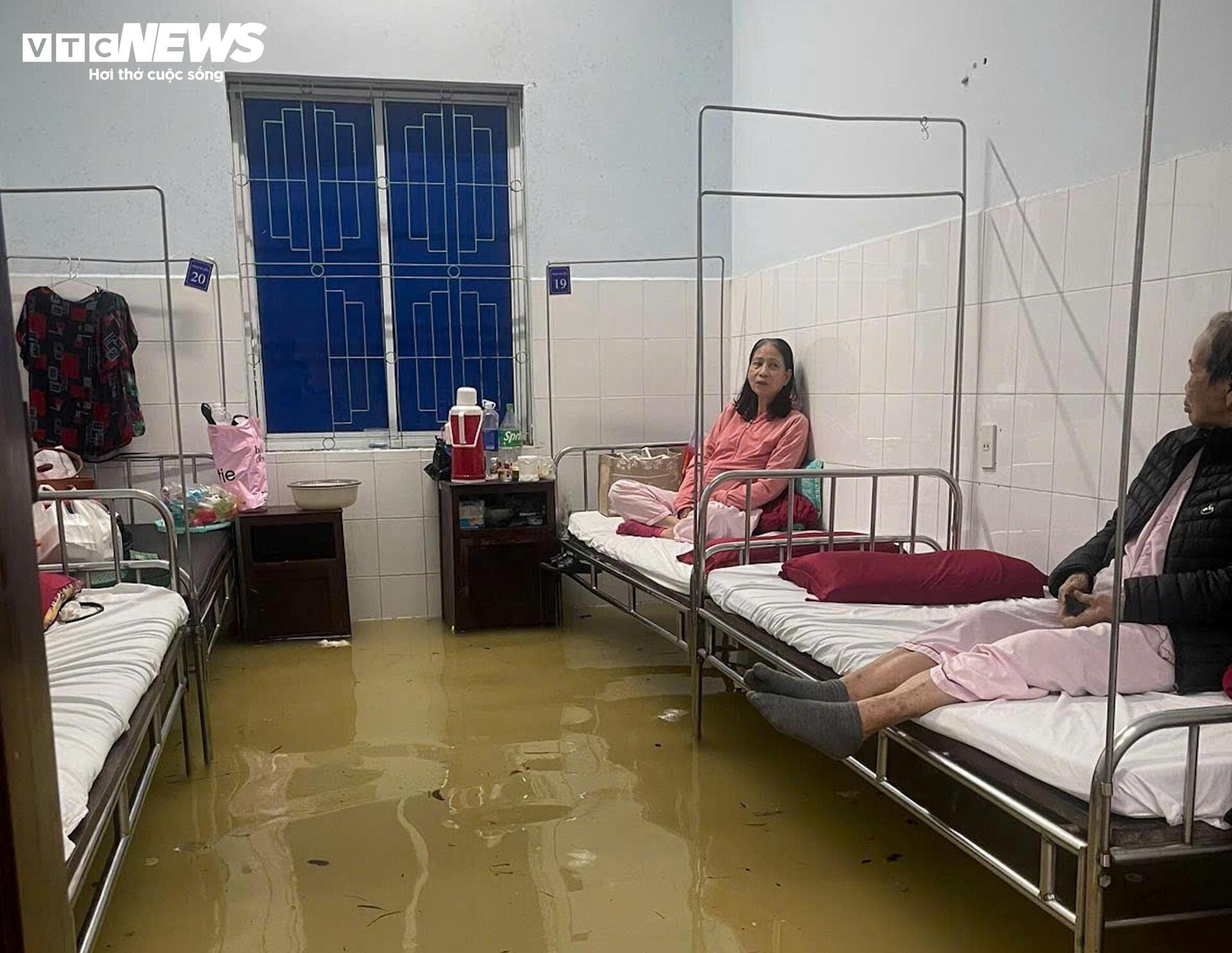 Lũ lịch sử 'nhấn chìm' nhiều bệnh viện ở Huế, nhiều nơi ở Đà Nẵng cô lập- Ảnh 4.