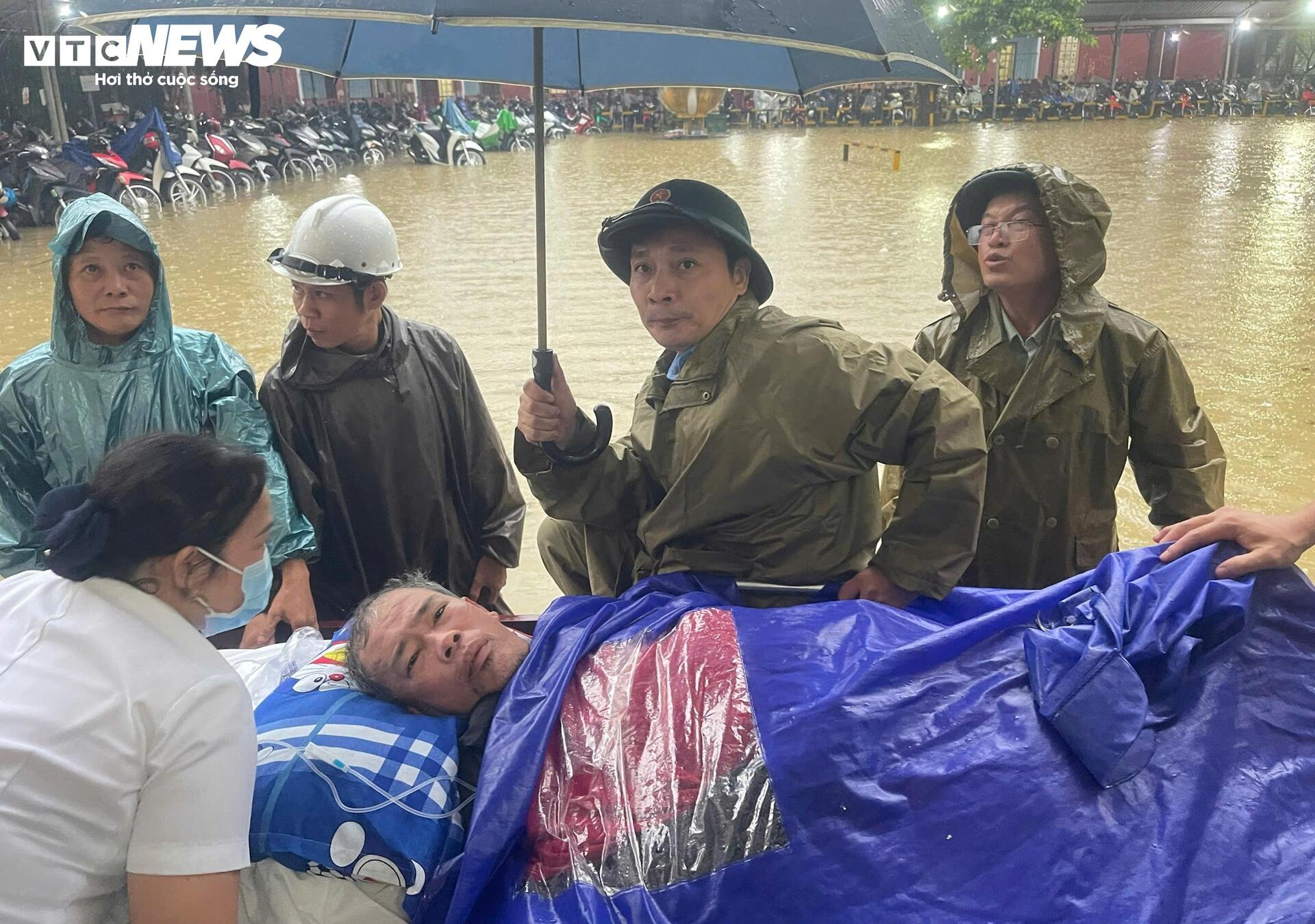 Lũ lịch sử 'nhấn chìm' nhiều bệnh viện ở Huế, nhiều nơi ở Đà Nẵng cô lập- Ảnh 5.