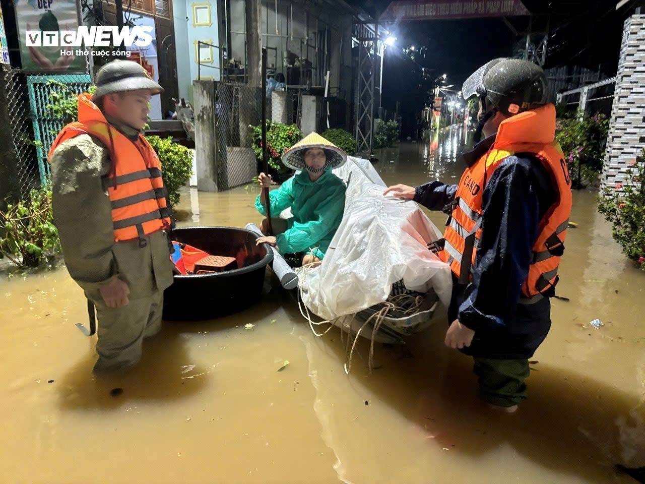 Lũ lịch sử 'nhấn chìm' nhiều bệnh viện ở Huế, nhiều nơi ở Đà Nẵng cô lập- Ảnh 8.