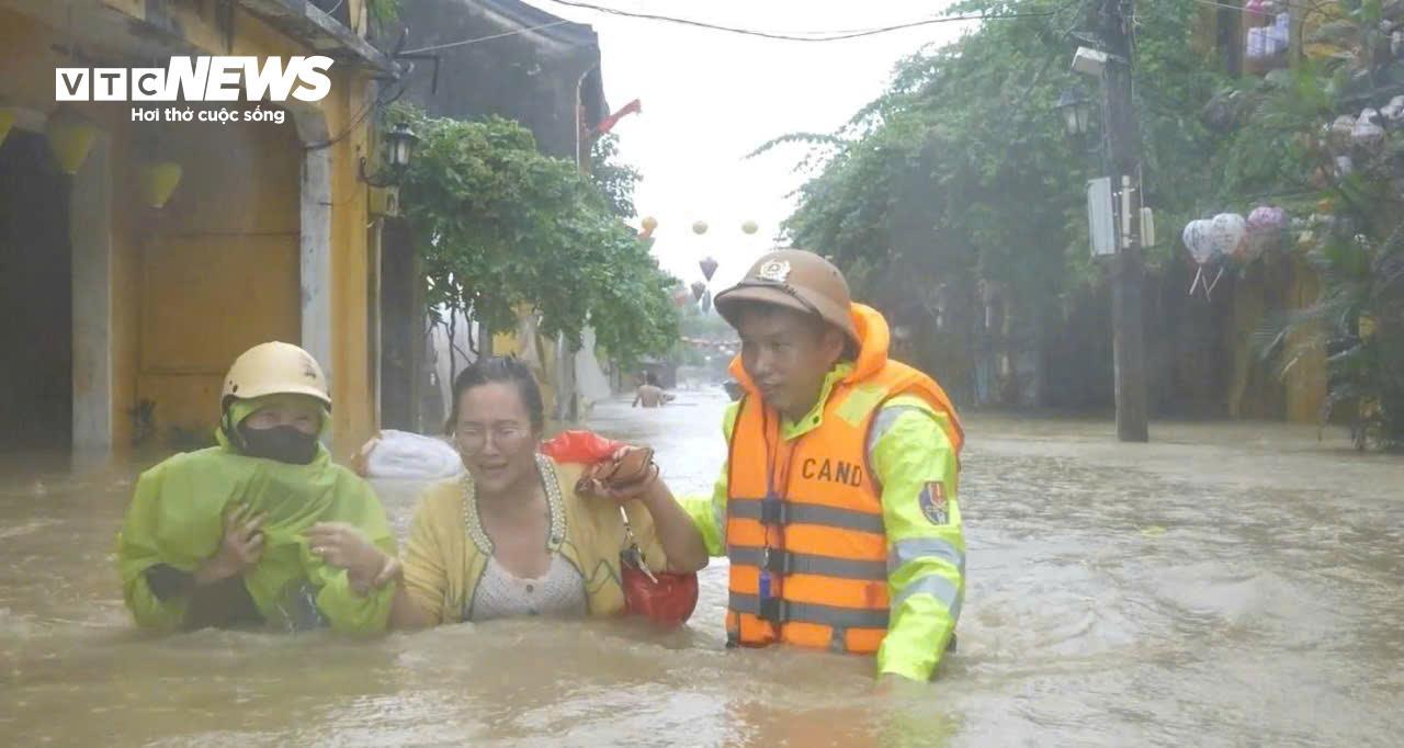 Lũ lịch sử 'nhấn chìm' nhiều bệnh viện ở Huế, nhiều nơi ở Đà Nẵng cô lập- Ảnh 9.