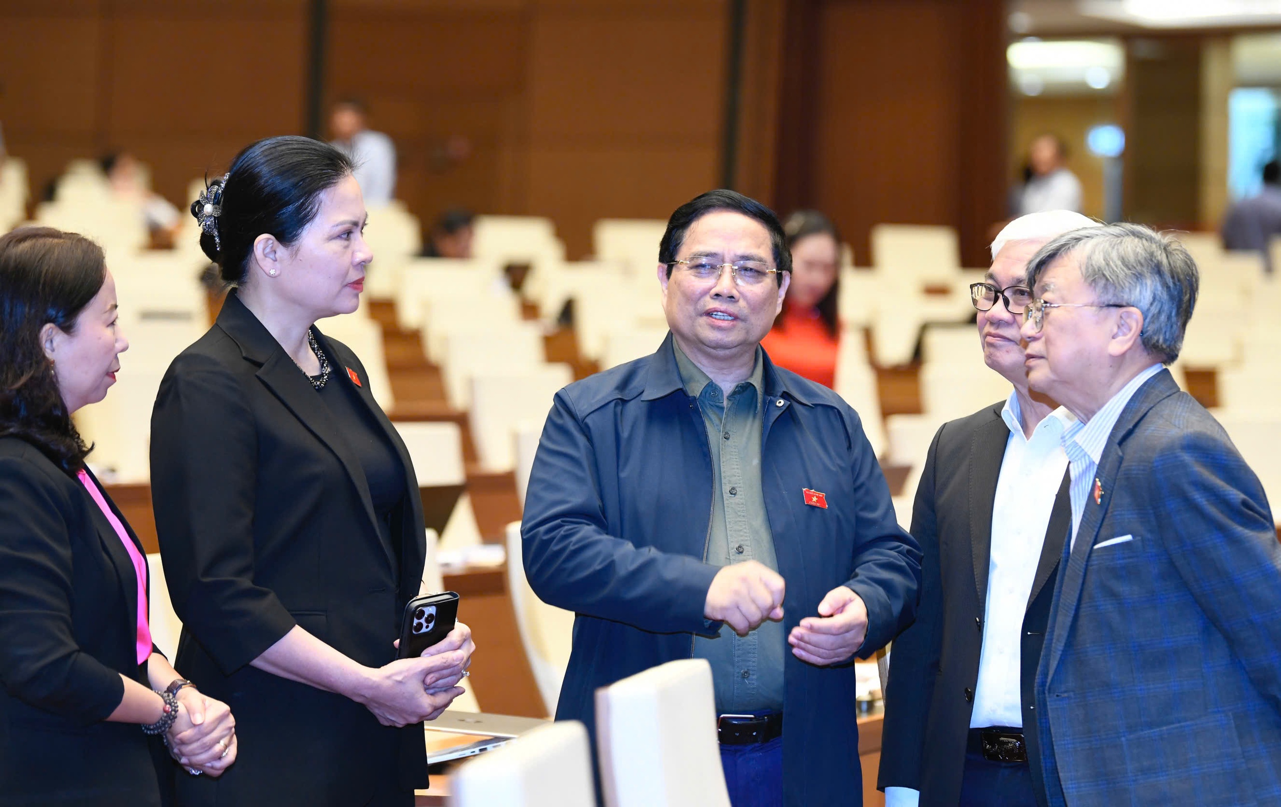 Đại biểu Quốc hội kể 2 câu chuyện về cán bộ vô cảm, máy móc- Ảnh 2.