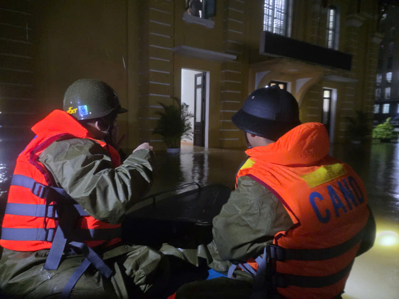 Mỗi giờ lũ xuống 6 cm, hàng ngàn ngôi nhà ở Huế vẫn ngập sâu- Ảnh 2.