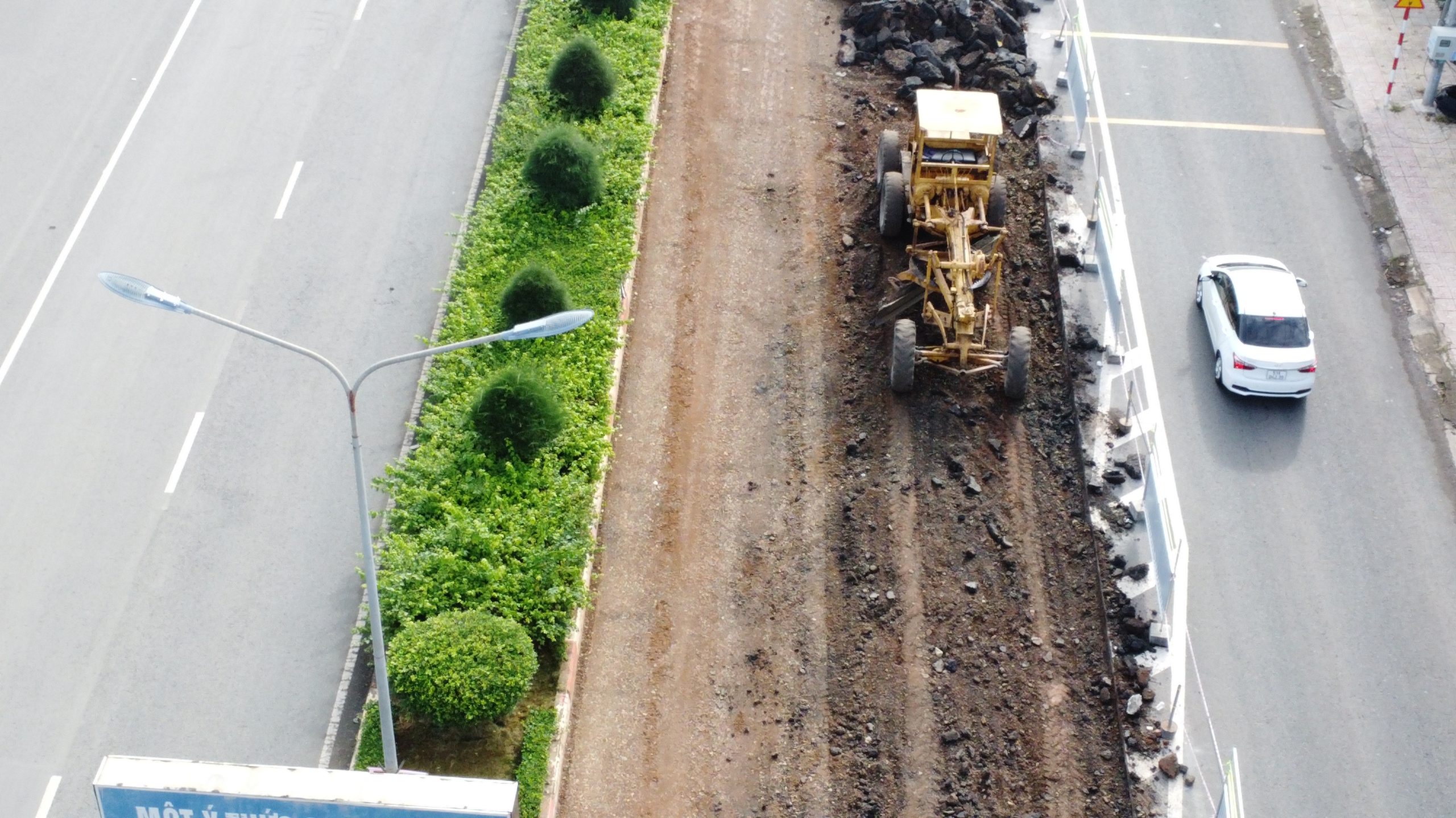 Người dân lo lắng việc sử dụng vật liệu tái chế tại chỗ, sửa quốc lộ 14
- Ảnh 2.