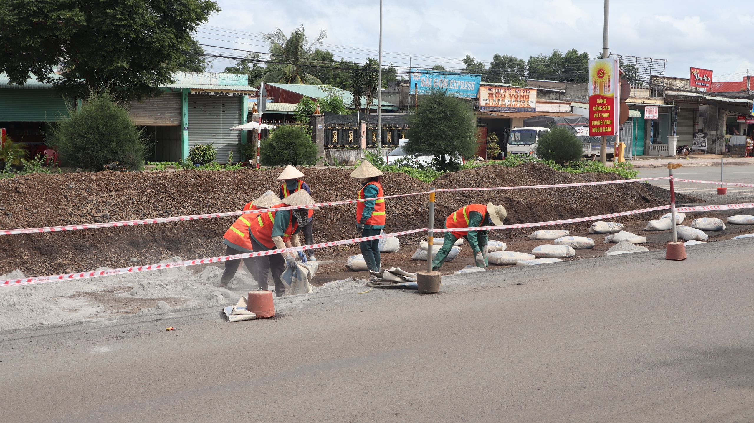 Người dân lo lắng việc sử dụng vật liệu tái chế tại chỗ, sửa quốc lộ 14
- Ảnh 6.