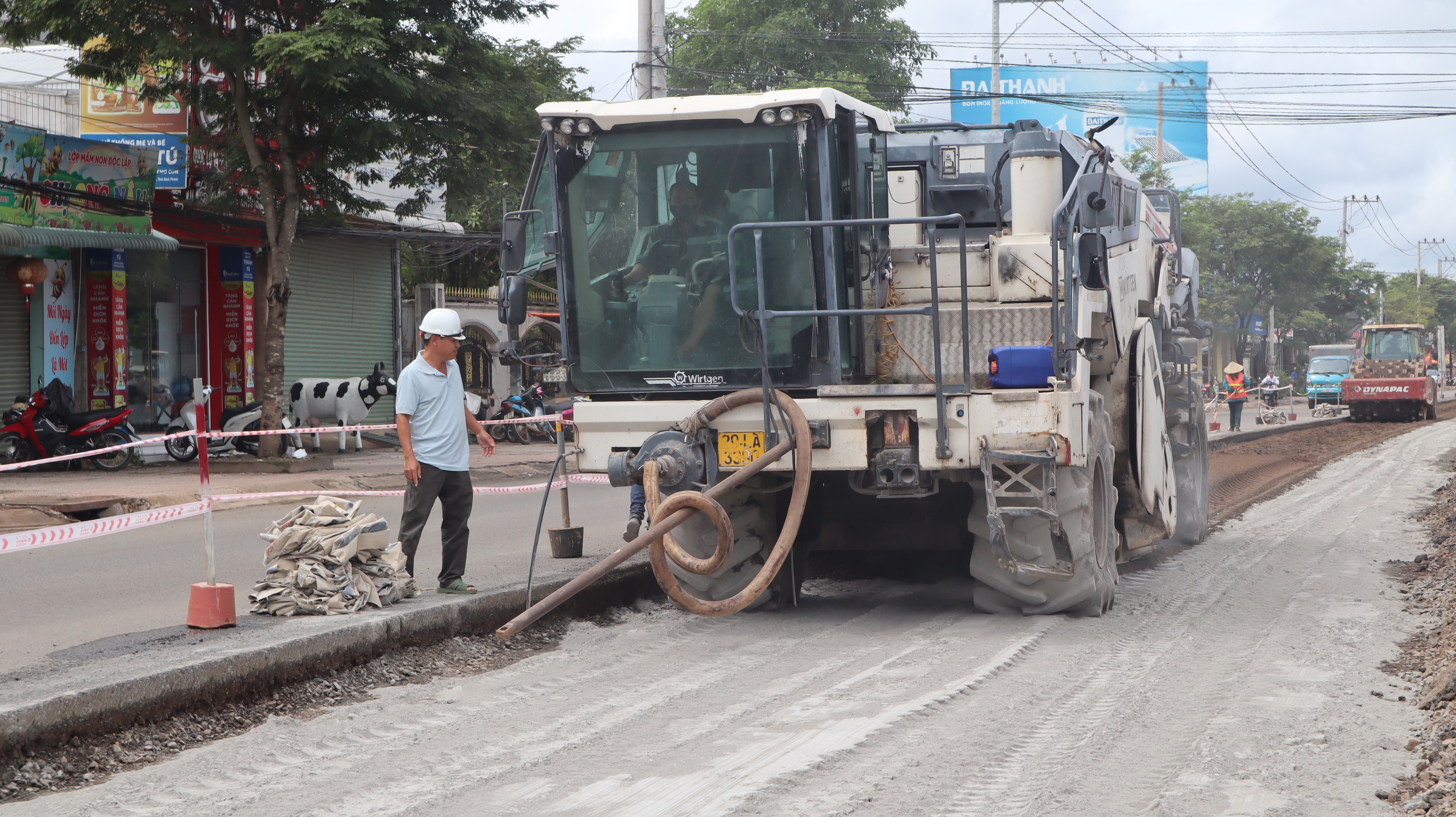 Người dân lo lắng việc sử dụng vật liệu tái chế tại chỗ, sửa quốc lộ 14
- Ảnh 7.