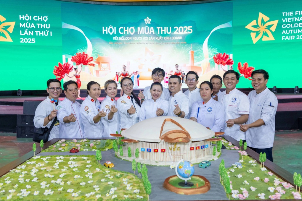 Mô hình Trung tâm Triển lãm Việt Nam làm từ 510kg xôi, đậu xác lập kỷ lục - 2