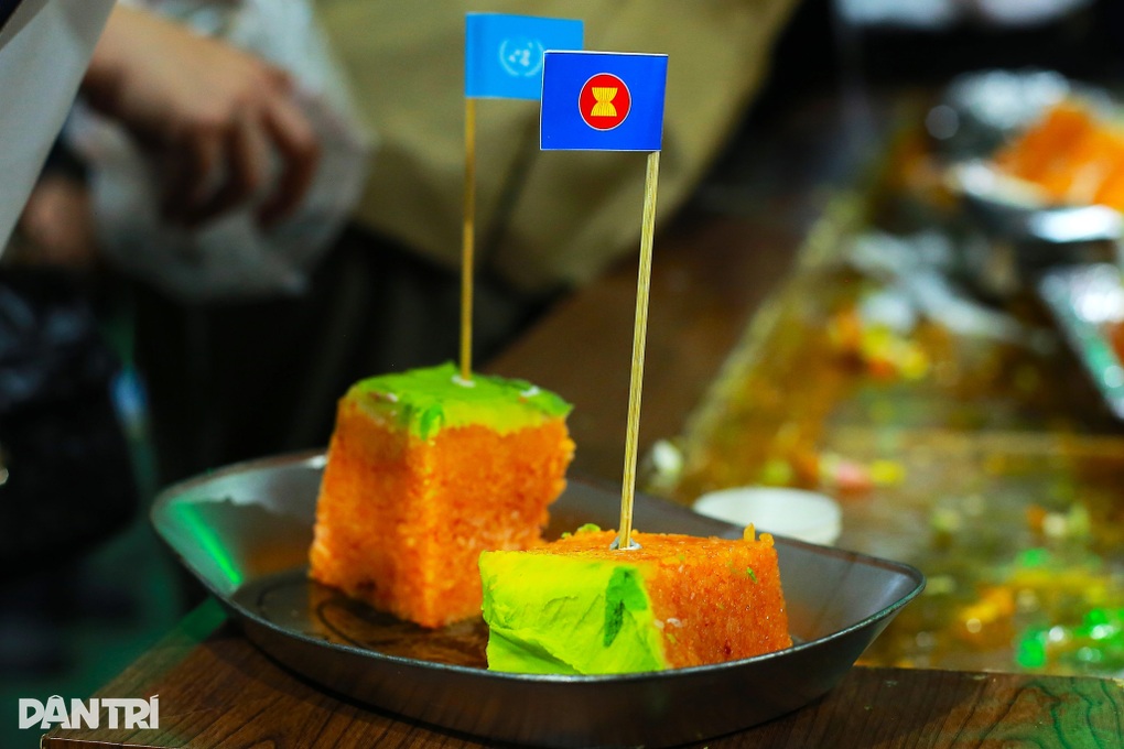 Mô hình Trung tâm Triển lãm Việt Nam làm từ 510kg xôi, đậu xác lập kỷ lục - 4