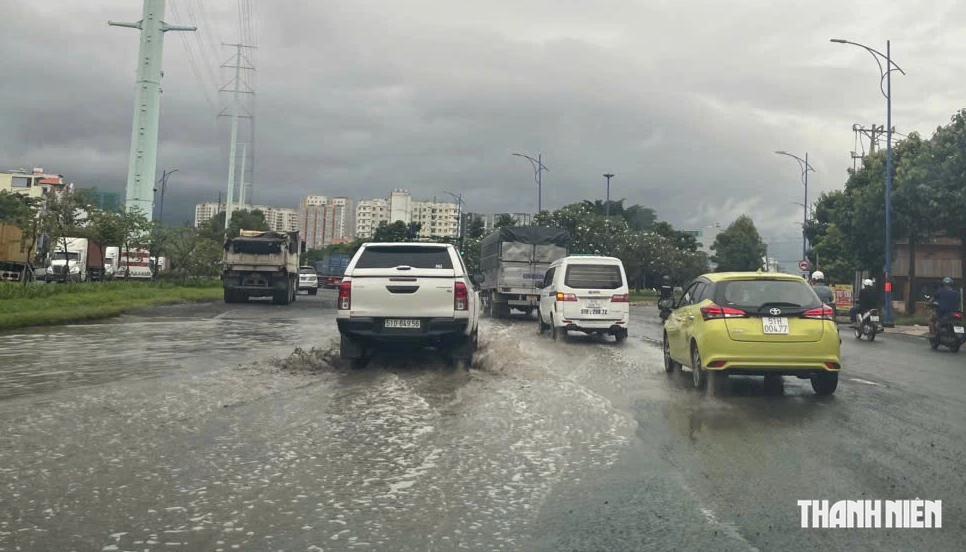 Những sai lầm cần tránh khi lái ô tô dưới mưa bão để đảm bảo an toàn - Ảnh 3.