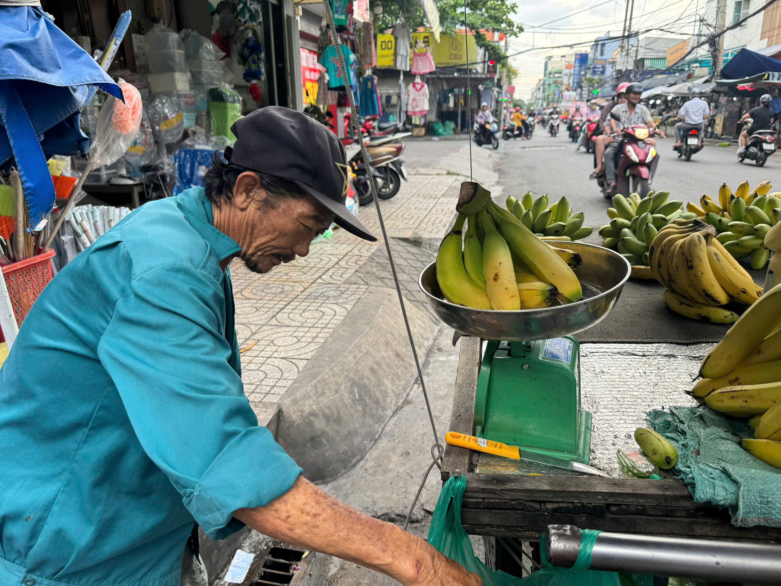 Đời chợ ở TP.HCM: Những phận đời bám chợ- Ảnh 2.