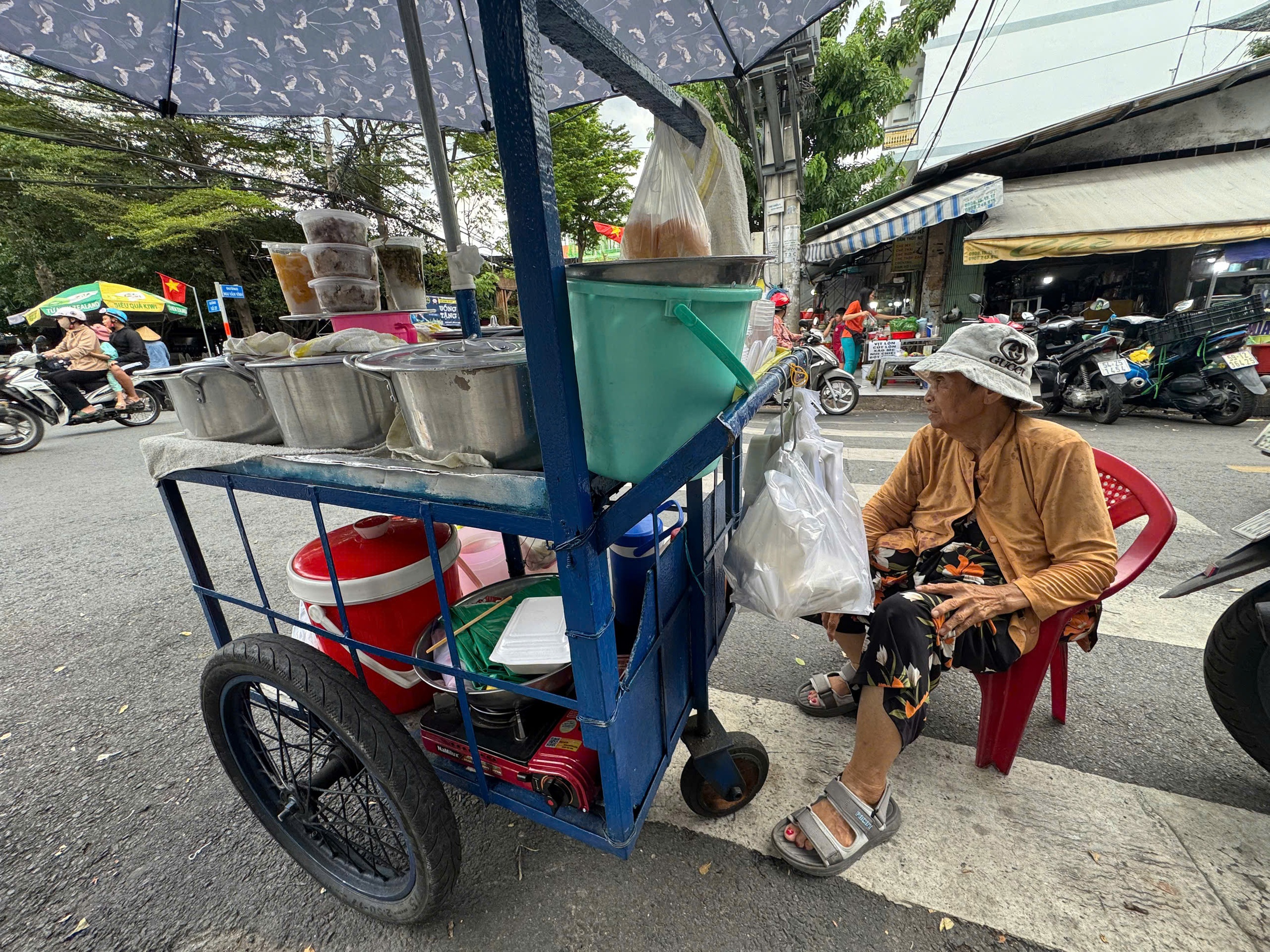 Đời chợ ở TP.HCM: Những phận đời bám chợ- Ảnh 3.