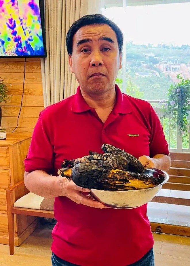 Rất nhiều sao Việt cũng từng mất não khi nấu ăn dẫn đến nồi cháy đen. Quyền Linh từng lơ đễnh vì dùng điện thoại mà bữa sáng trở nên khét lẹt. Anh hài hước. Mời cả nhà ăn sáng... lo viết Facebook nên nó khét lẹt rồi, đúng năm nay xui tối thui luôn.