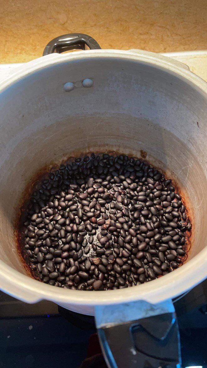 Nồi đậu đen của Phương Mai – chuyển màu đúng theo nghĩa đen. Món chè đậu đen chưa kịp thành hình đã kịp “cháy giòn”. Cô cho biết: Tưởng chỉ cần đổ nước, đổ đỗ vào nồi áp suất rồi ra sofa chơi là có chè ăn và cái kết.