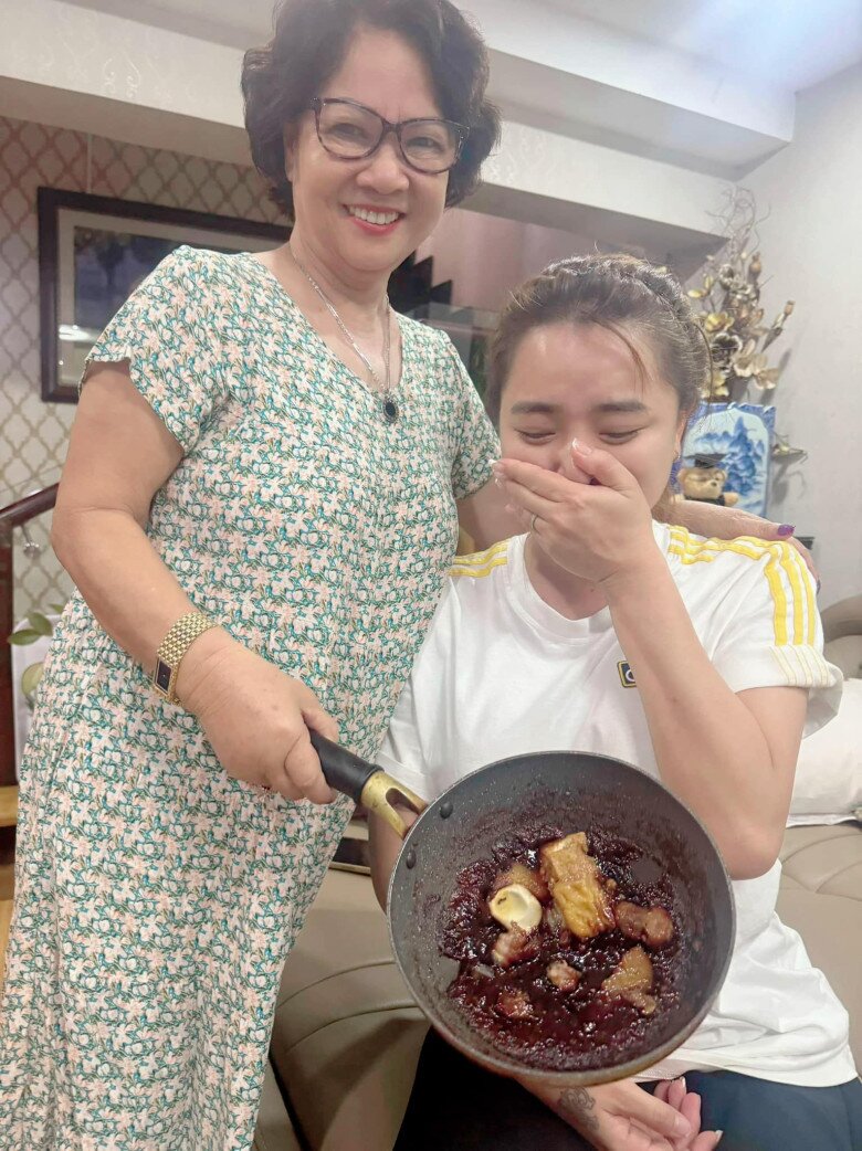 Hải Băng về nhà chồng kho thịt làm mẹ chồng cũng bất ngờ. Nữ ca sĩ hài hước: Con dâu về nhà chồng. Lý do là phụ nữ mà không bao giờ thích vào bếp là đây ạ.