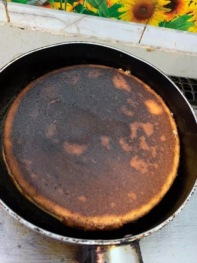 Bánh xèo của Kha Ly giòn rụm quá mức cho phép! Chiếc bánh xèo tròn đều, nhưng màu sắc thì không như mong đợi. Diễn viên tiết lộ: Làm mấy mẻ bánh ngọt mặn có đủ, tuy nhiên phút cuối một em lên đường vì cháy đen như ông táo, tiếc hùi hụi số lượng phô mai và pate trong bánh ghê luôn.