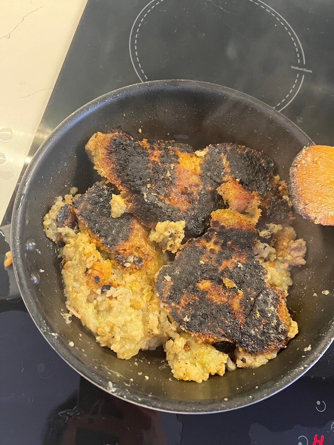 Bánh chưng bóng đêm phiên bản Hồng Quế làm mọi người bật cười. Tuy nhiên, nữ người mẫu vẫn lạc quan: May quá vẫn ăn được mặt kia!