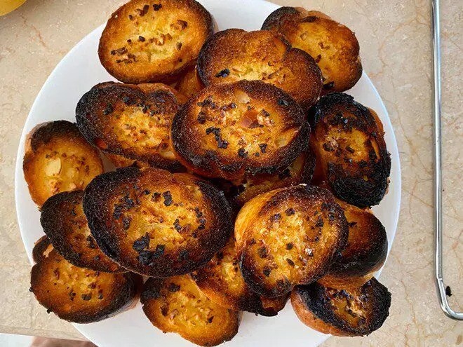 Bánh mì bơ tỏi của Trịnh Kim Chi – từ thơm ngon thành “thảm họa. Cô thổ lộ: Nghe nói bánh mì bơ tỏi đang hot... mình cũng trổ tài đây. Hỡi ơi... mọi người thấy bơ thấy tỏi hay thấy than?.