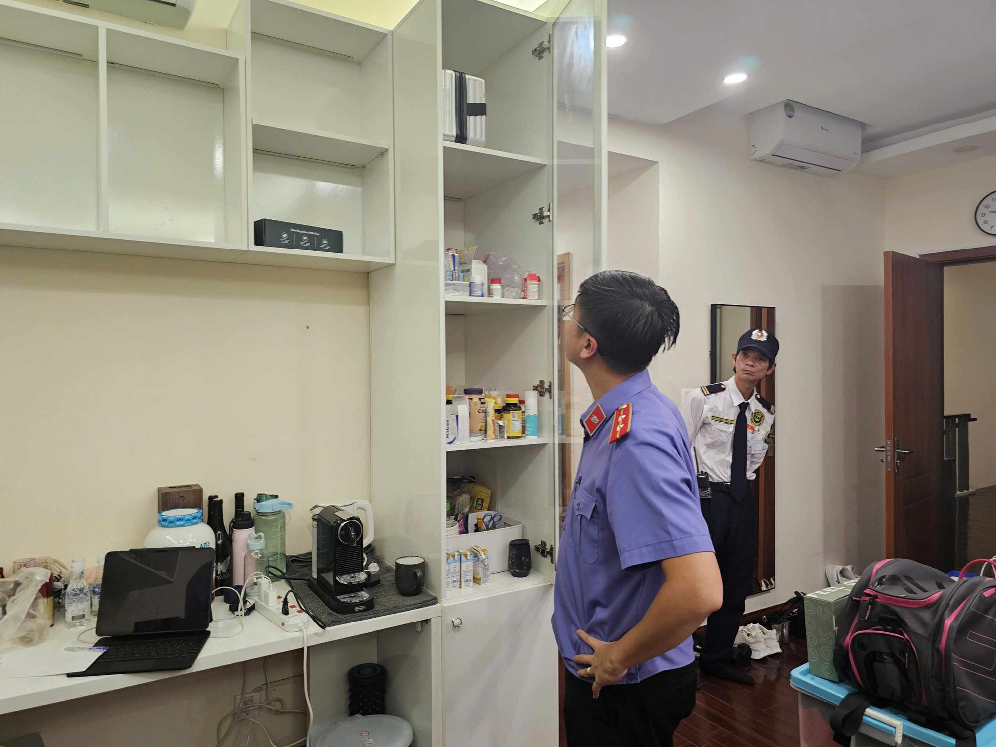 Công an khám xét villa, mở khoá két sắt của Trương Ngọc Ánh- Ảnh 2.