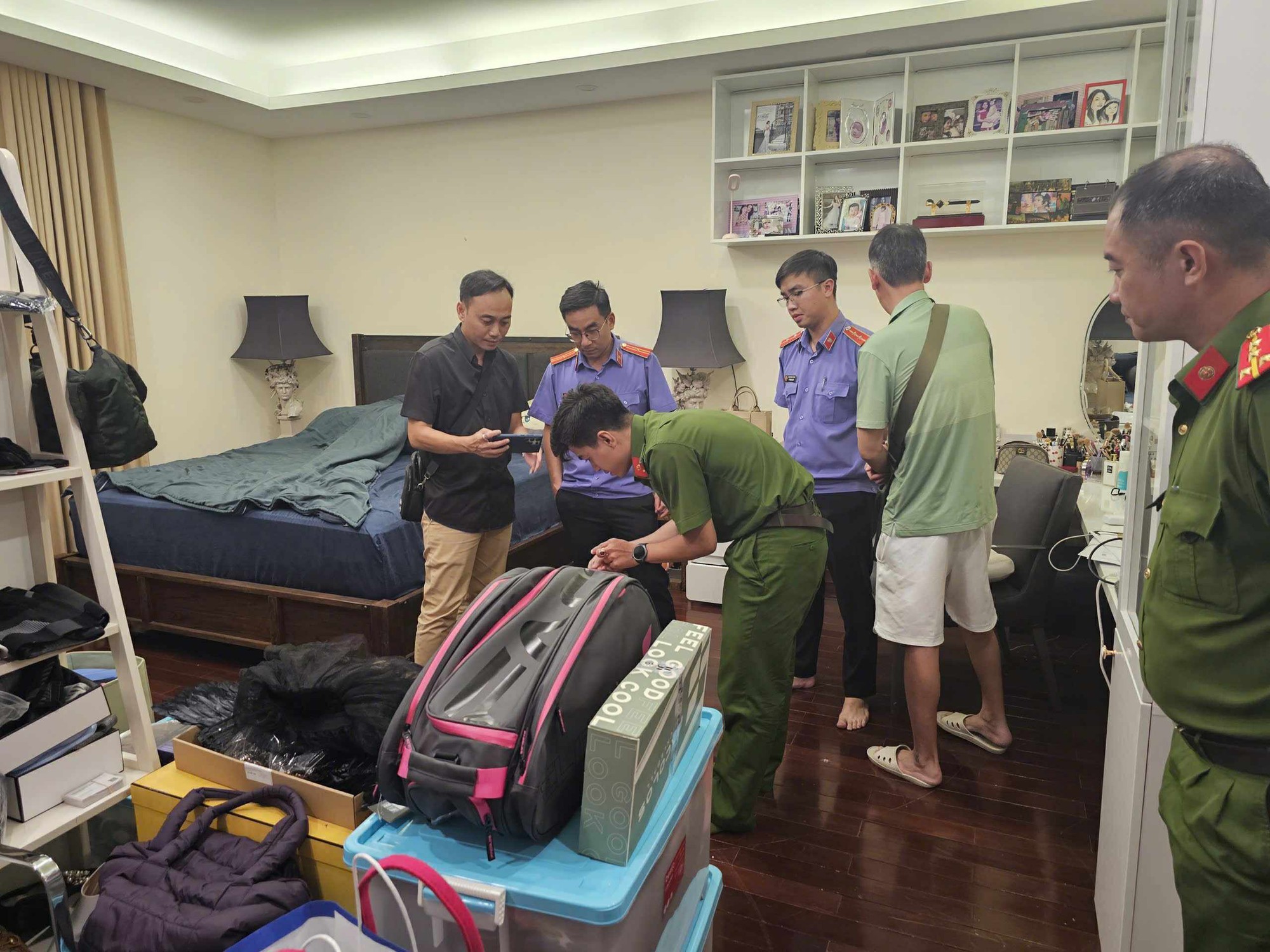 Công an khám xét villa, mở khoá két sắt của Trương Ngọc Ánh- Ảnh 3.