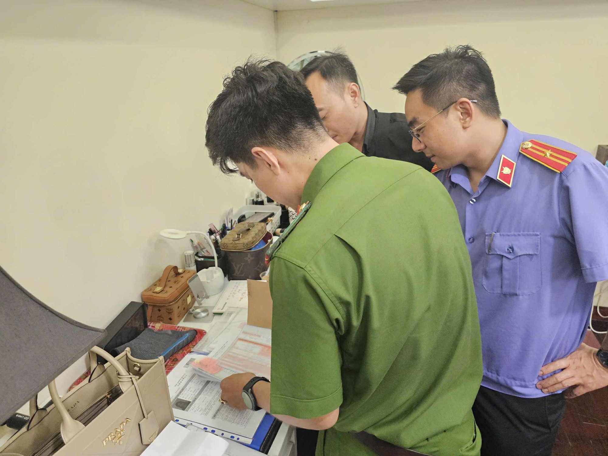 Công an khám xét villa, mở khoá két sắt của Trương Ngọc Ánh- Ảnh 4.