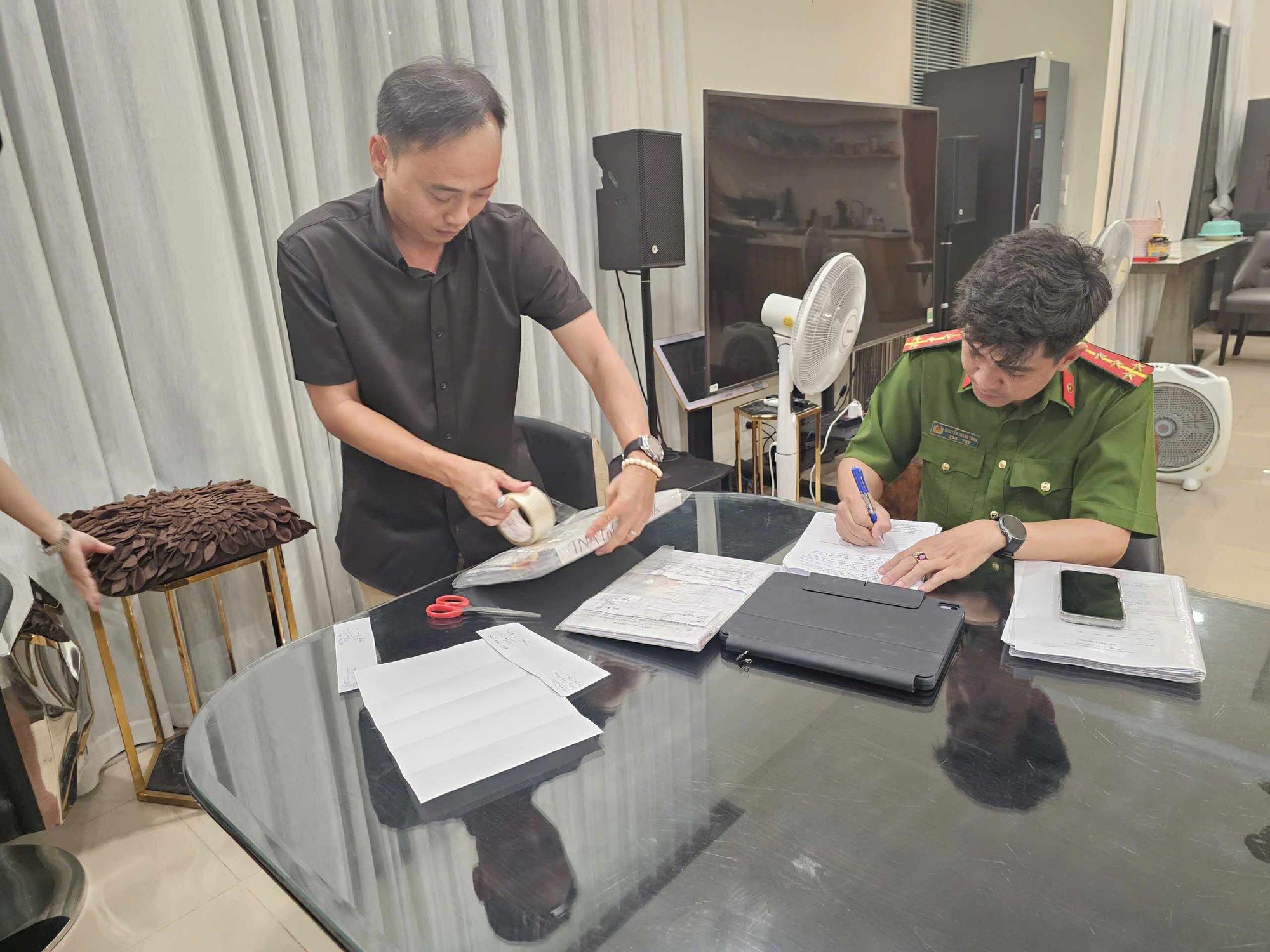 Công an khám xét villa, mở khoá két sắt của Trương Ngọc Ánh- Ảnh 5.