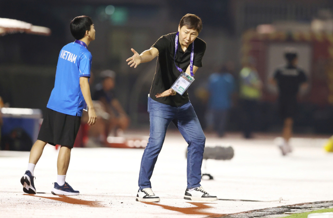HLV Kim Sang-sik (áo đen) chỉ đao trong trận Việt Nam thắng Nepal 1-0 ở lượt bốn bảng F vòng loại cuối Asian Cup 2027, trên sân Thống Nhất, TP HCM ngày 14/10/2025. Ảnh: Đức Đồng