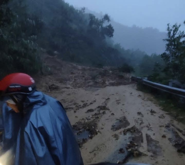 Quảng Ngãi: Núi sạt lở ập vào trạm y tế, mưa lũ gây chia cắt nhiều nơi - Ảnh 4.