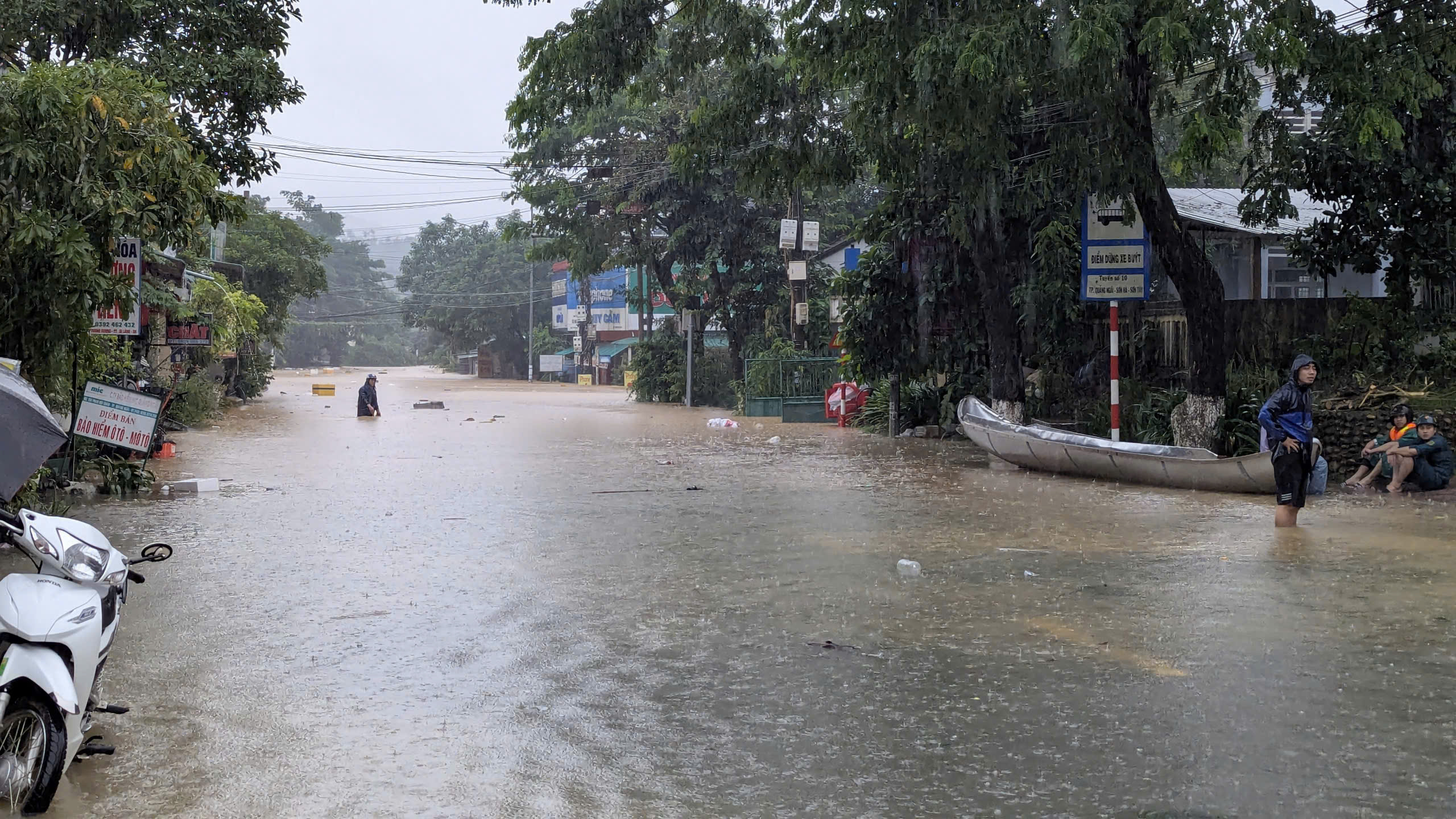 Quảng Ngãi: Núi sạt lở ập vào trạm y tế, mưa lũ gây chia cắt nhiều nơi - Ảnh 7.