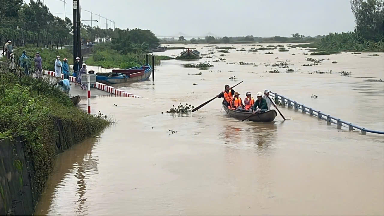 Quảng Ngãi: Núi sạt lở ập vào trạm y tế, mưa lũ gây chia cắt nhiều nơi - Ảnh 8.