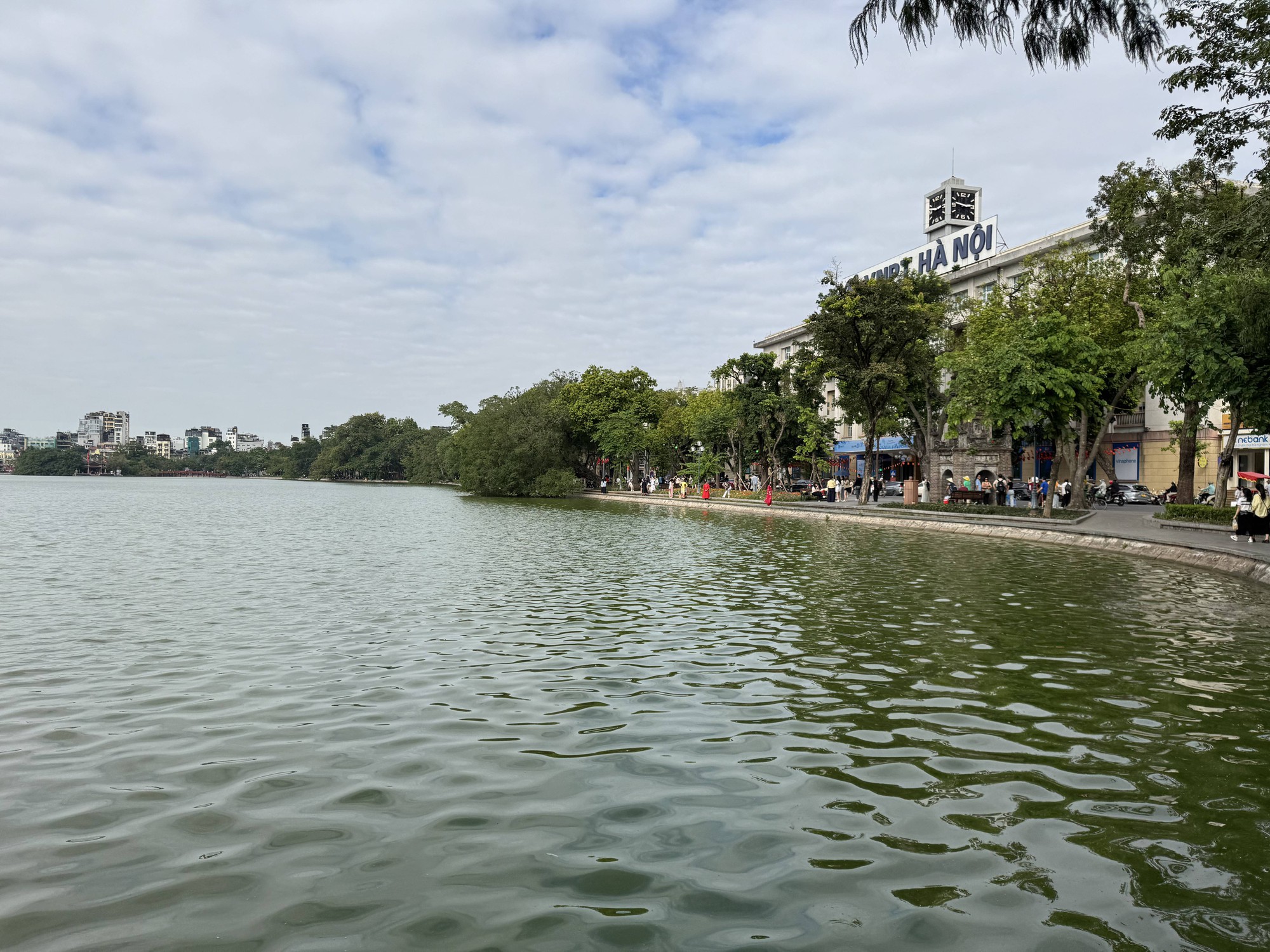 Người dân kể lại điểm lạ vụ cô gái tử vong sau khi lội xuống Hồ Gươm- Ảnh 3.