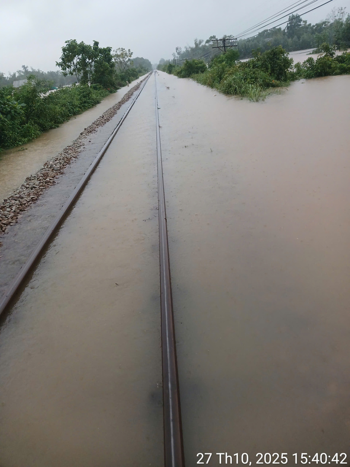 Dừng hàng loạt chuyến tàu do mưa lũ ở Huế và Đà Nẵng, 2.700 khách bị ảnh hưởng- Ảnh 2.