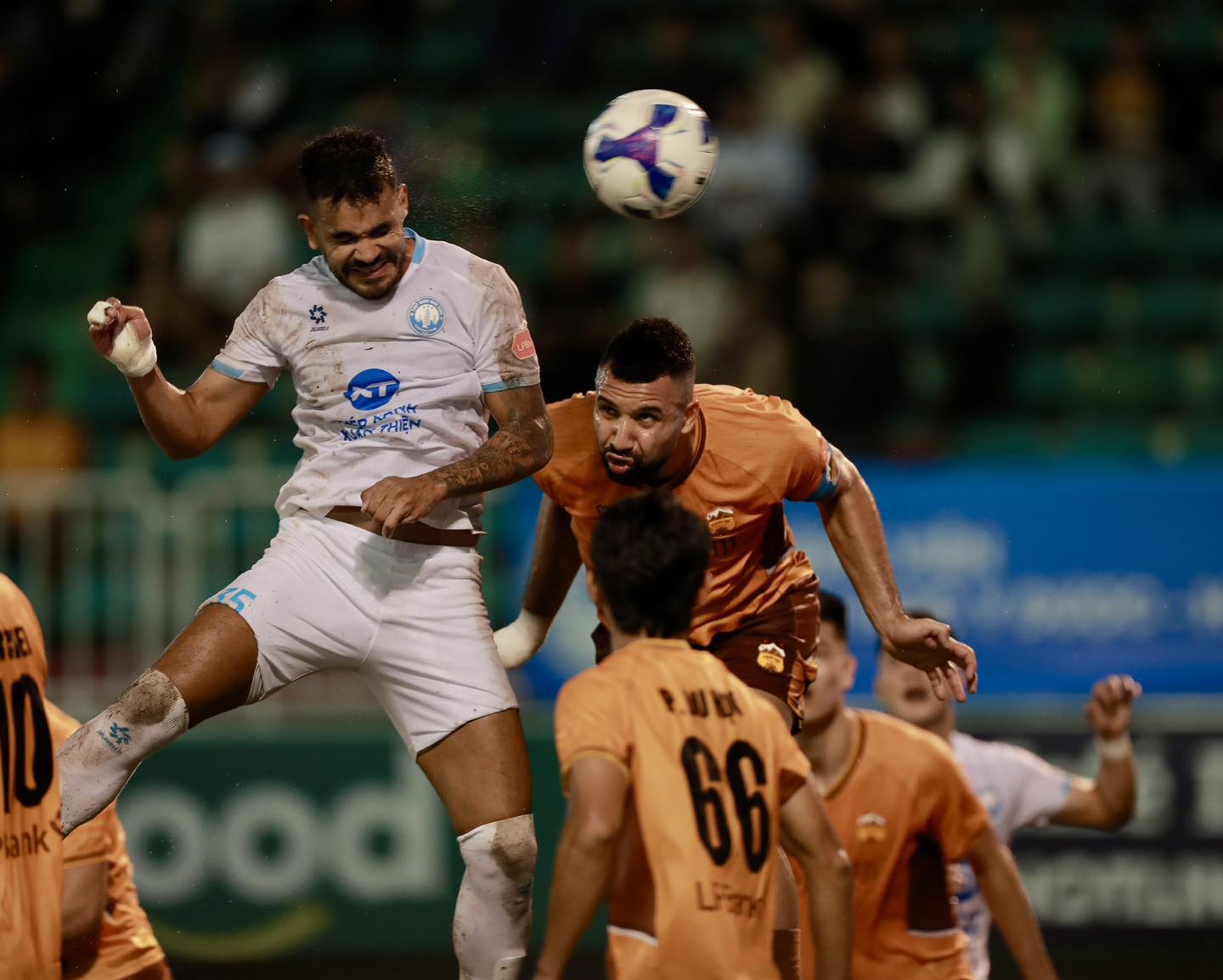 Kỳ lạ V-League: Nhà vô địch đua trụ hạng với HAGL, chưa biết ai hơn ai- Ảnh 2.